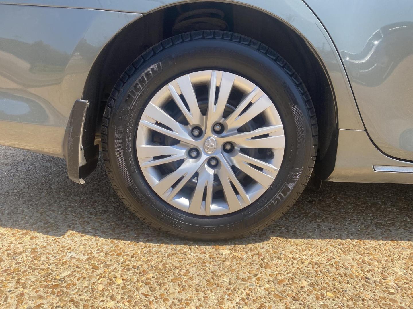 2014 GREEN TOYOTA CAMRY SE; LE; XLE; L (4T4BF1FK8ER) , located at 922 W. Beacon St., Philadelphia, MS, 39350, (601) 650-3675, 32.770447, -89.127151 - Photo#7