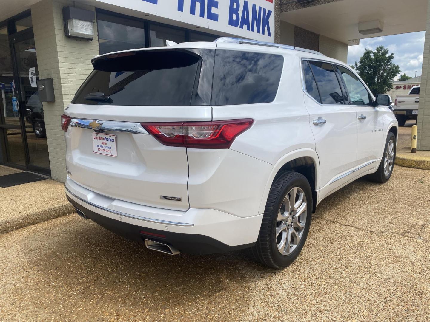 2018 WHITE CHEVROLET TRAVERSE PREMIER (1GNERKKW1JJ) , located at 922 W. Beacon St., Philadelphia, MS, 39350, (601) 650-3675, 32.770447, -89.127151 - Photo#5