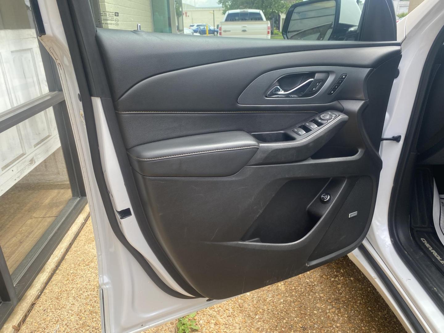 2018 WHITE CHEVROLET TRAVERSE PREMIER (1GNERKKW1JJ) , located at 922 W. Beacon St., Philadelphia, MS, 39350, (601) 650-3675, 32.770447, -89.127151 - Photo#8