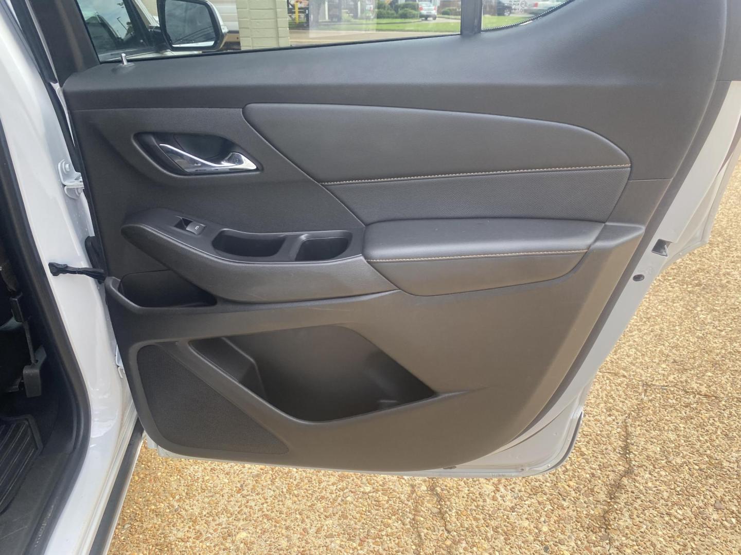 2018 WHITE CHEVROLET TRAVERSE PREMIER (1GNERKKW1JJ) , located at 922 W. Beacon St., Philadelphia, MS, 39350, (601) 650-3675, 32.770447, -89.127151 - Photo#15