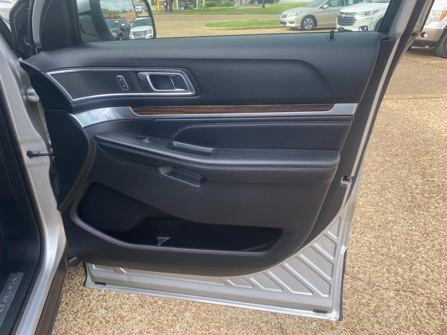 2016 SILVER FORD EXPLORER LIMITED (1FM5K7F89GG) , located at 922 W. Beacon St., Philadelphia, MS, 39350, (601) 650-3675, 32.770447, -89.127151 - Photo#11