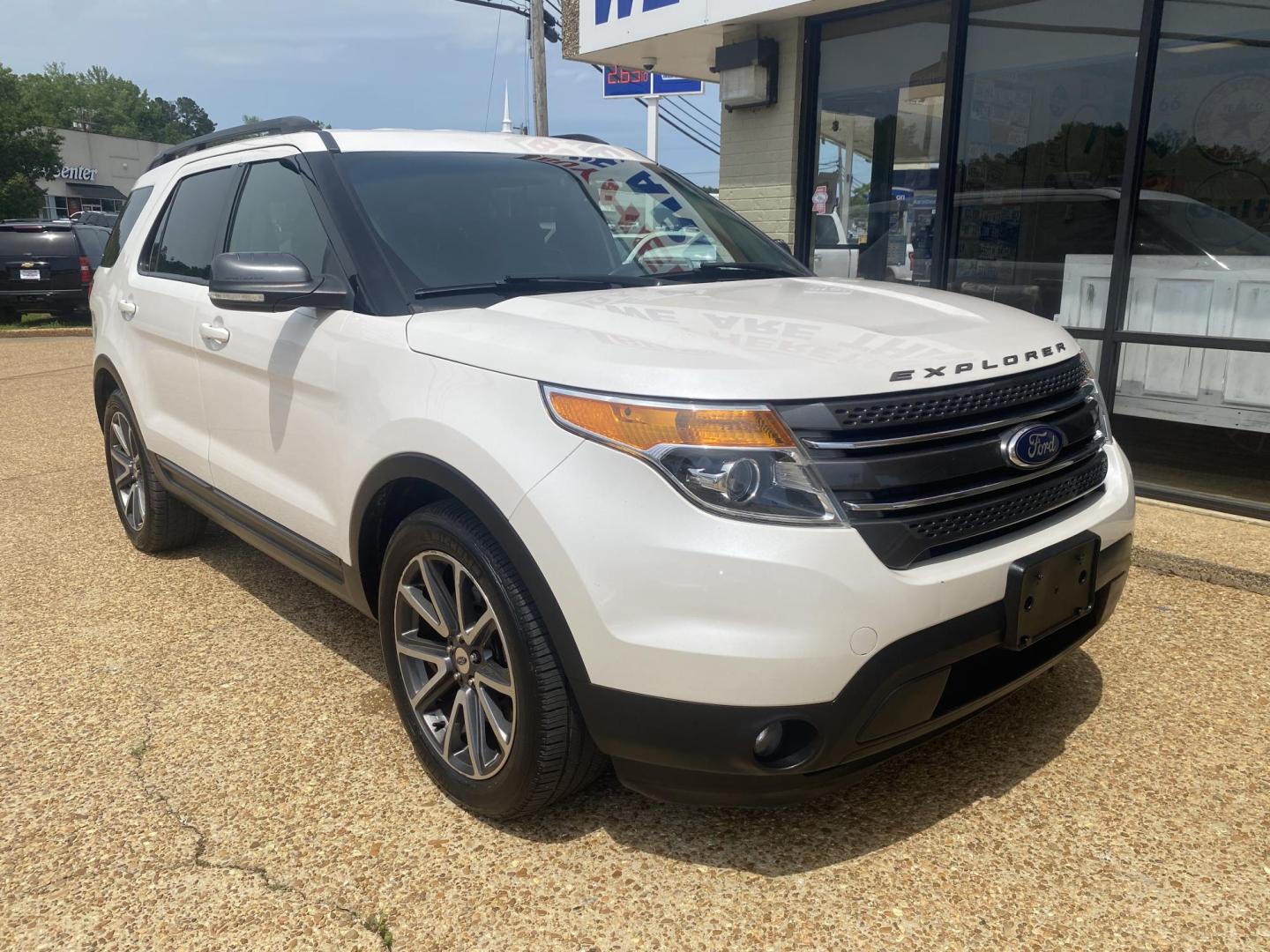 2015 WHITE FORD EXPLORER XLT (1FM5K7D82FG) , located at 922 W. Beacon St., Philadelphia, MS, 39350, (601) 650-3675, 32.770447, -89.127151 - Photo#0