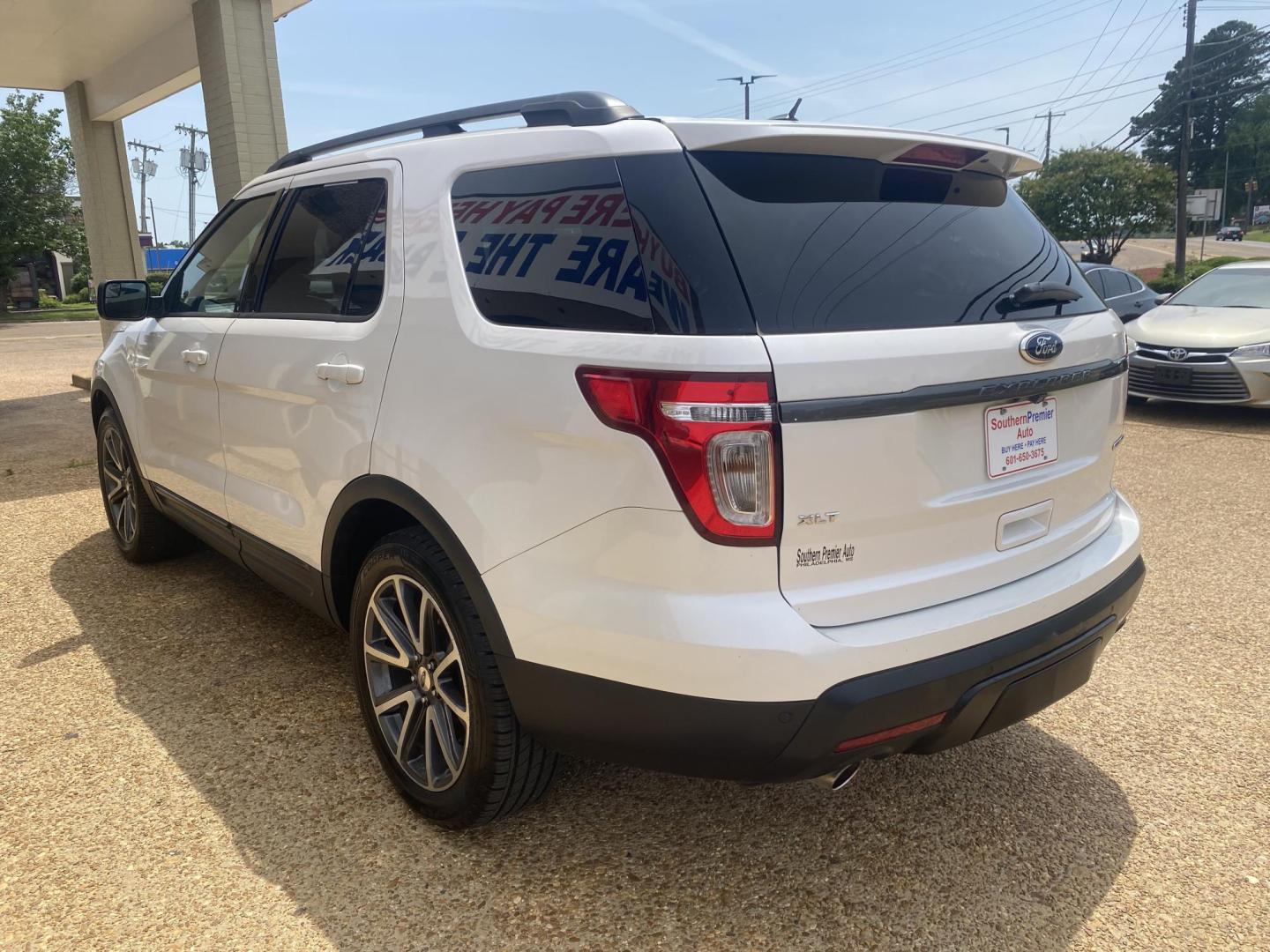 2015 WHITE FORD EXPLORER XLT (1FM5K7D82FG) , located at 922 W. Beacon St., Philadelphia, MS, 39350, (601) 650-3675, 32.770447, -89.127151 - Photo#3