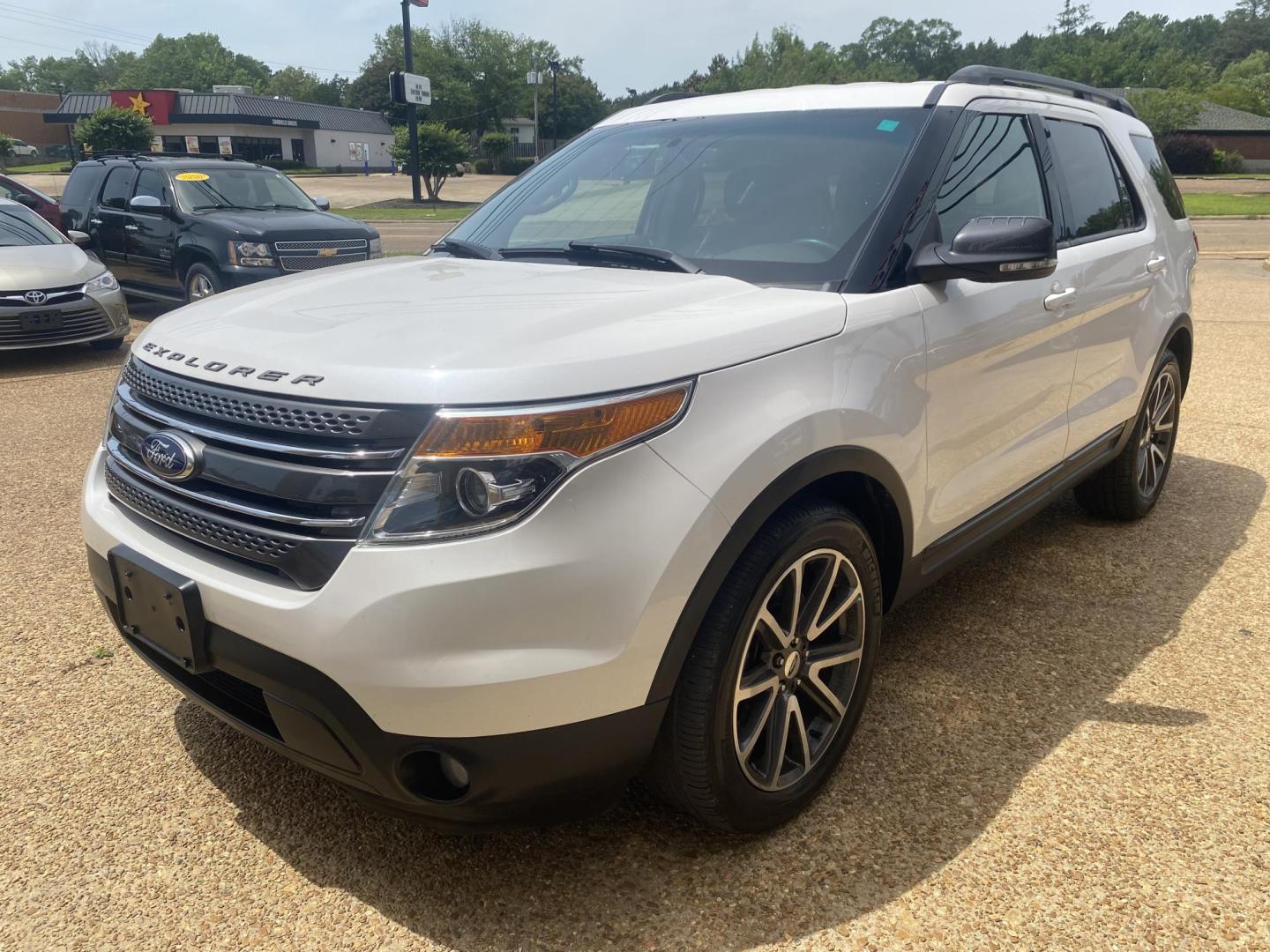 2015 WHITE FORD EXPLORER XLT (1FM5K7D82FG) , located at 922 W. Beacon St., Philadelphia, MS, 39350, (601) 650-3675, 32.770447, -89.127151 - Photo#2