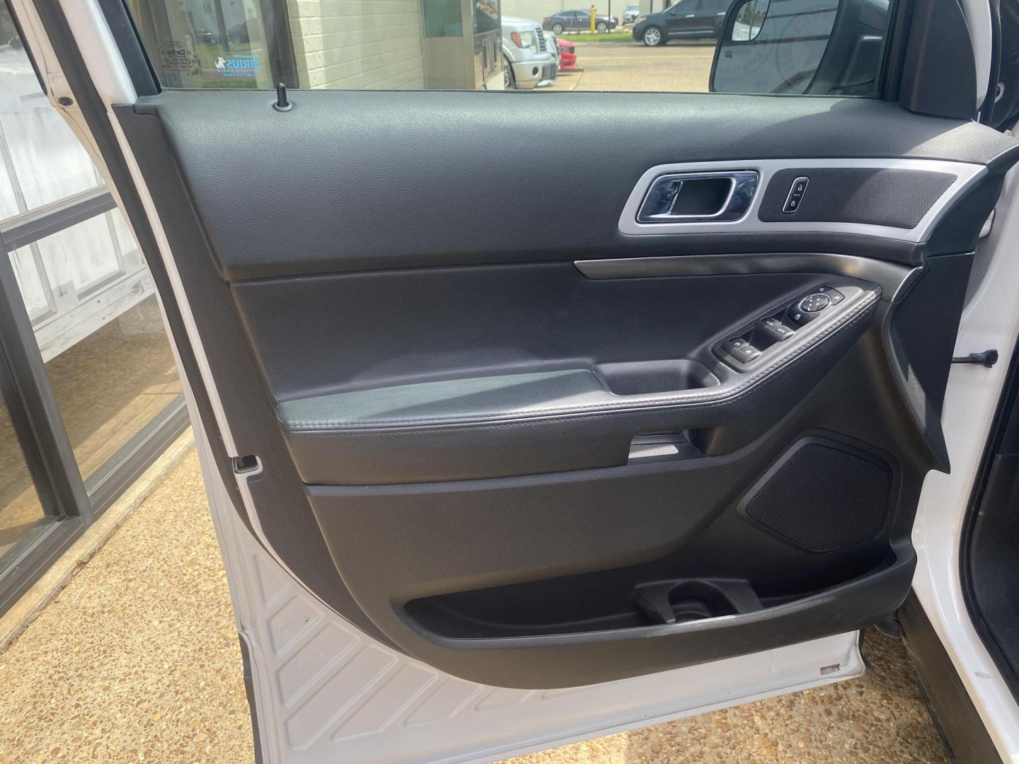 2015 WHITE FORD EXPLORER XLT (1FM5K7D82FG) , located at 922 W. Beacon St., Philadelphia, MS, 39350, (601) 650-3675, 32.770447, -89.127151 - Photo#8