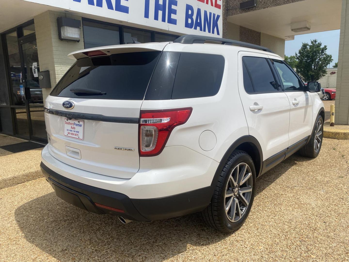 2015 WHITE FORD EXPLORER XLT (1FM5K7D82FG) , located at 922 W. Beacon St., Philadelphia, MS, 39350, (601) 650-3675, 32.770447, -89.127151 - Photo#5