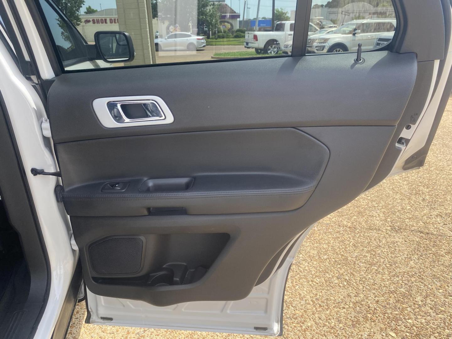2015 WHITE FORD EXPLORER XLT (1FM5K7D82FG) , located at 922 W. Beacon St., Philadelphia, MS, 39350, (601) 650-3675, 32.770447, -89.127151 - Photo#15