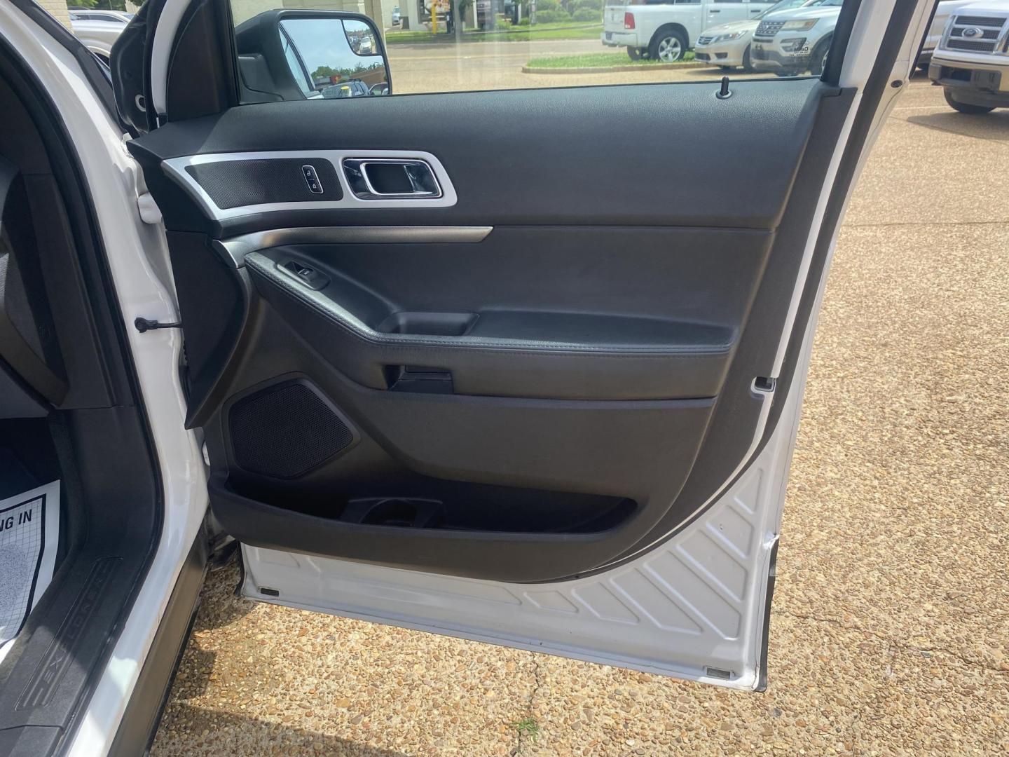 2015 WHITE FORD EXPLORER XLT (1FM5K7D82FG) , located at 922 W. Beacon St., Philadelphia, MS, 39350, (601) 650-3675, 32.770447, -89.127151 - Photo#11