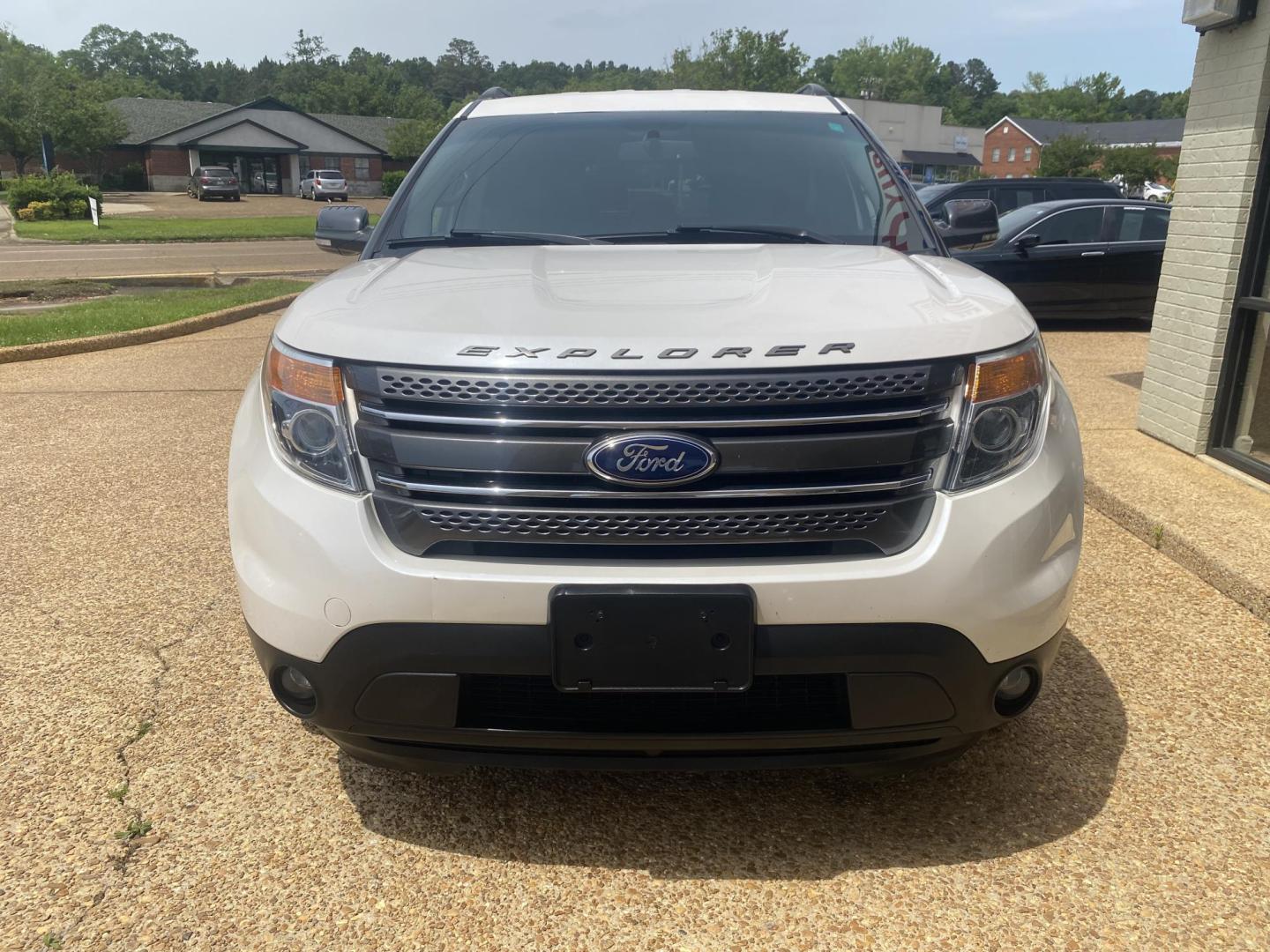 2015 WHITE FORD EXPLORER XLT (1FM5K7D82FG) , located at 922 W. Beacon St., Philadelphia, MS, 39350, (601) 650-3675, 32.770447, -89.127151 - Photo#1
