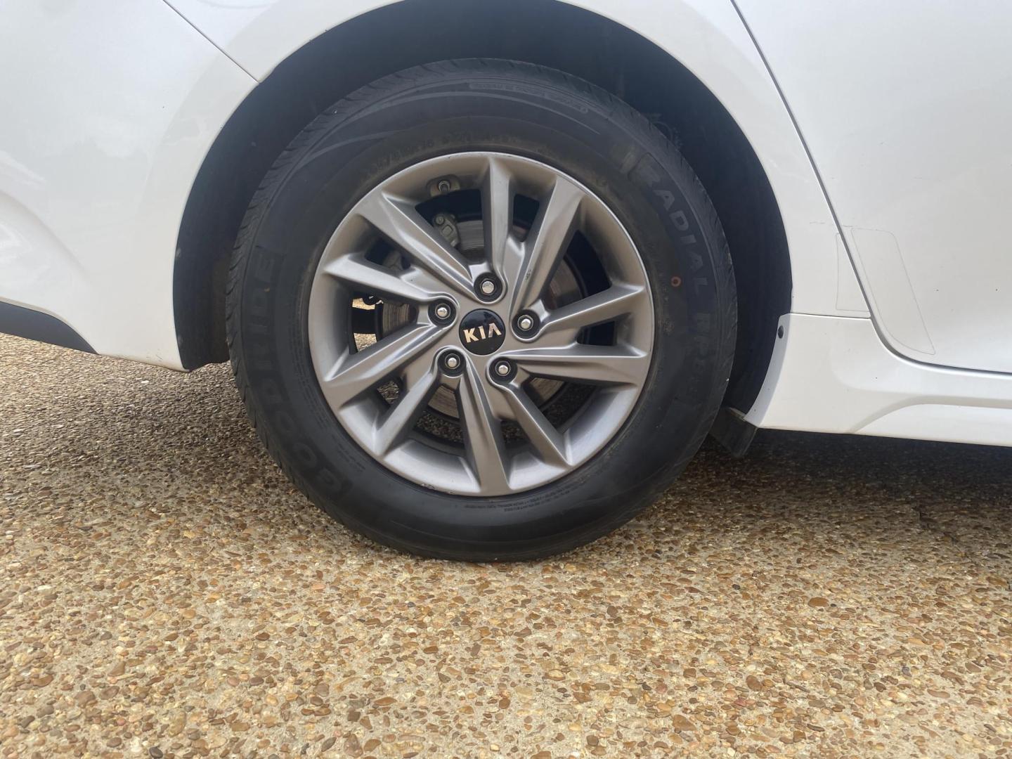 2020 WHITE KIA OPTIMA LX (5XXGT4L38LG) , located at 922 W. Beacon St., Philadelphia, MS, 39350, (601) 650-3675, 32.770447, -89.127151 - Photo#7