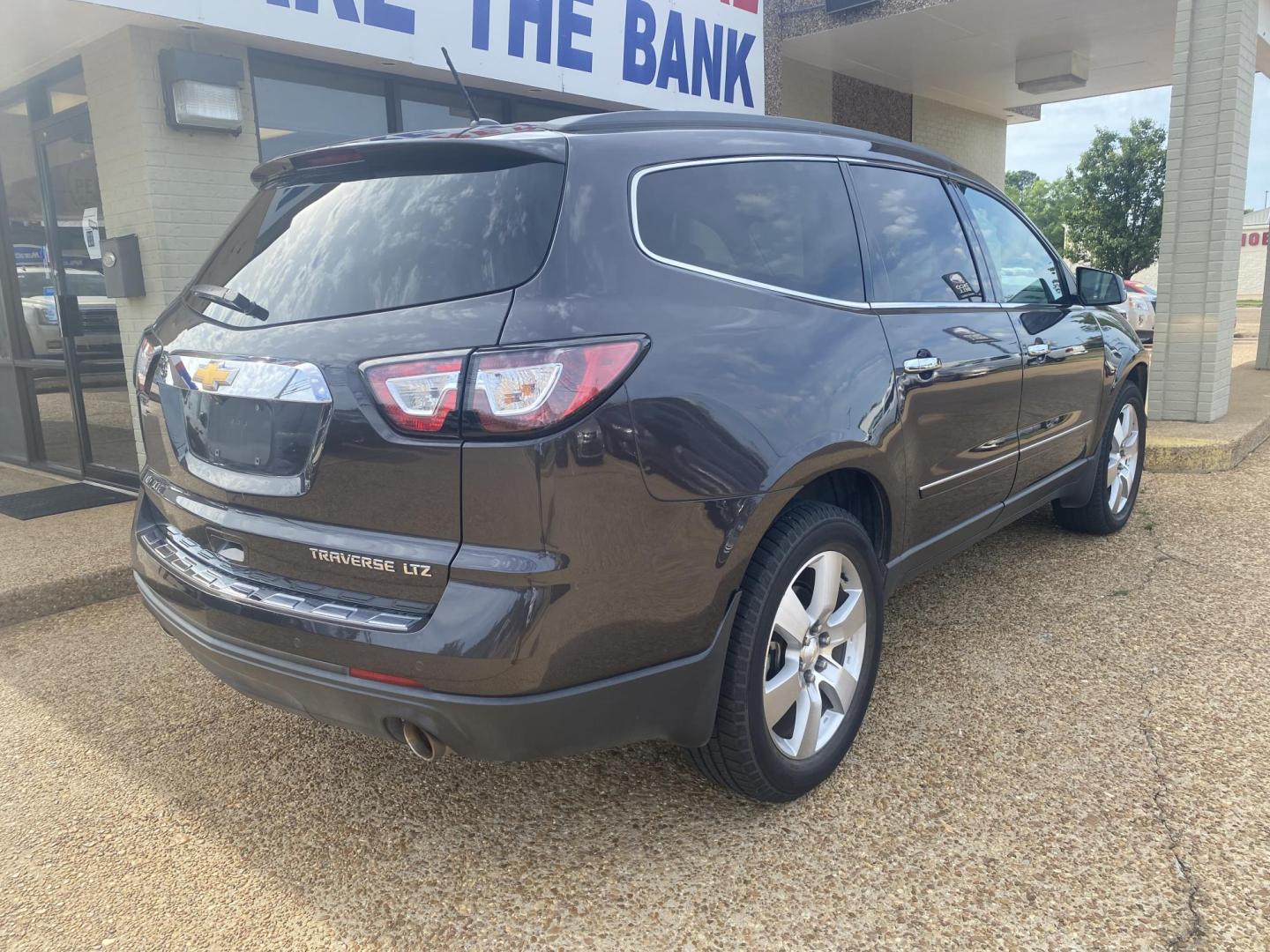 2015 GRAY CHEVROLET TRAVERSE LTZ (1GNKRJKD6FJ) , located at 922 W. Beacon St., Philadelphia, MS, 39350, (601) 650-3675, 32.770447, -89.127151 - Photo#5