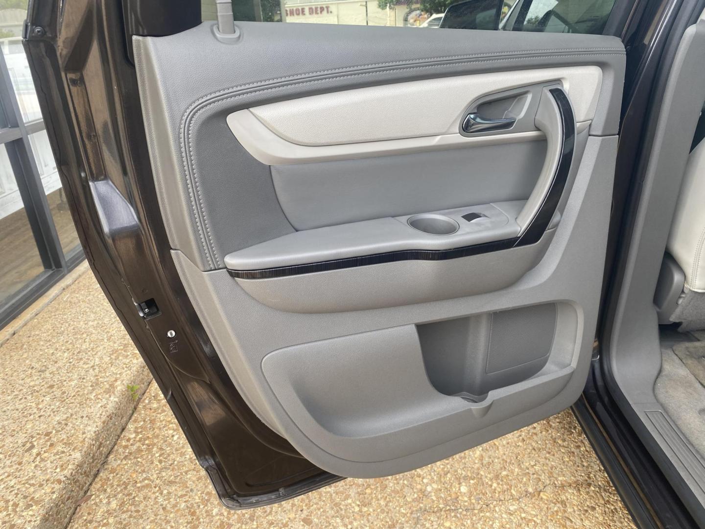 2015 GRAY CHEVROLET TRAVERSE LTZ (1GNKRJKD6FJ) , located at 922 W. Beacon St., Philadelphia, MS, 39350, (601) 650-3675, 32.770447, -89.127151 - Photo#12