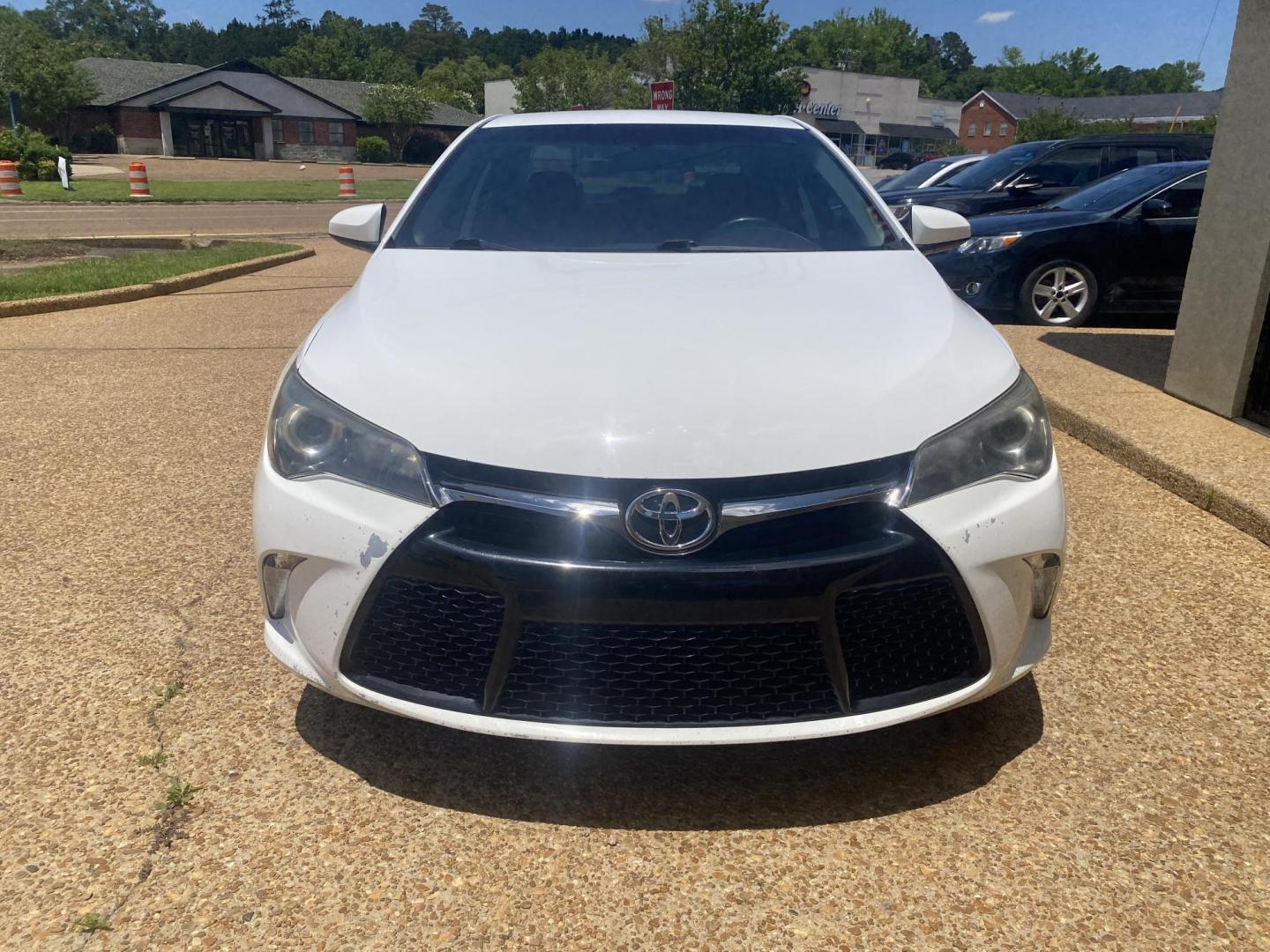 2016 WHITE TOYOTA CAMRY SE (4T1BF1FK8GU) , located at 922 W. Beacon St., Philadelphia, MS, 39350, (601) 650-3675, 32.770447, -89.127151 - Photo#1