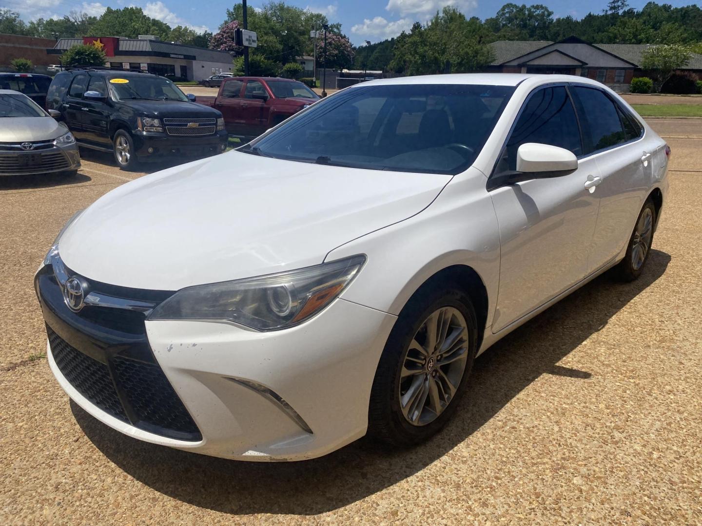 2016 WHITE TOYOTA CAMRY SE (4T1BF1FK8GU) , located at 922 W. Beacon St., Philadelphia, MS, 39350, (601) 650-3675, 32.770447, -89.127151 - Photo#2