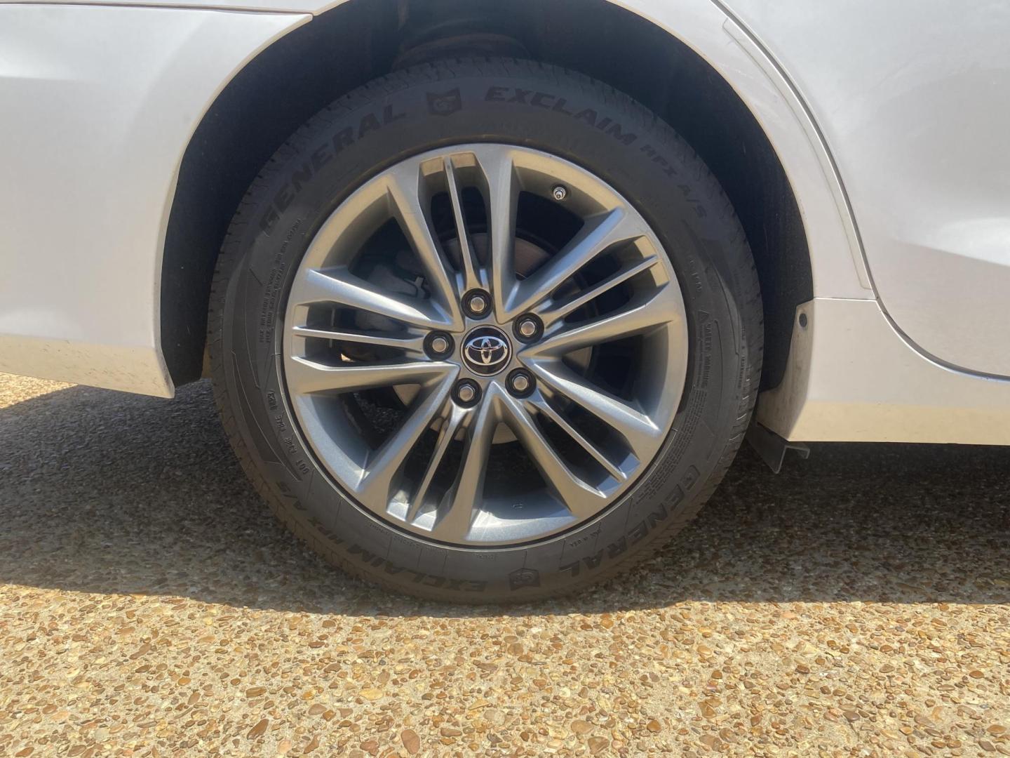 2016 WHITE TOYOTA CAMRY SE (4T1BF1FK8GU) , located at 922 W. Beacon St., Philadelphia, MS, 39350, (601) 650-3675, 32.770447, -89.127151 - Photo#7