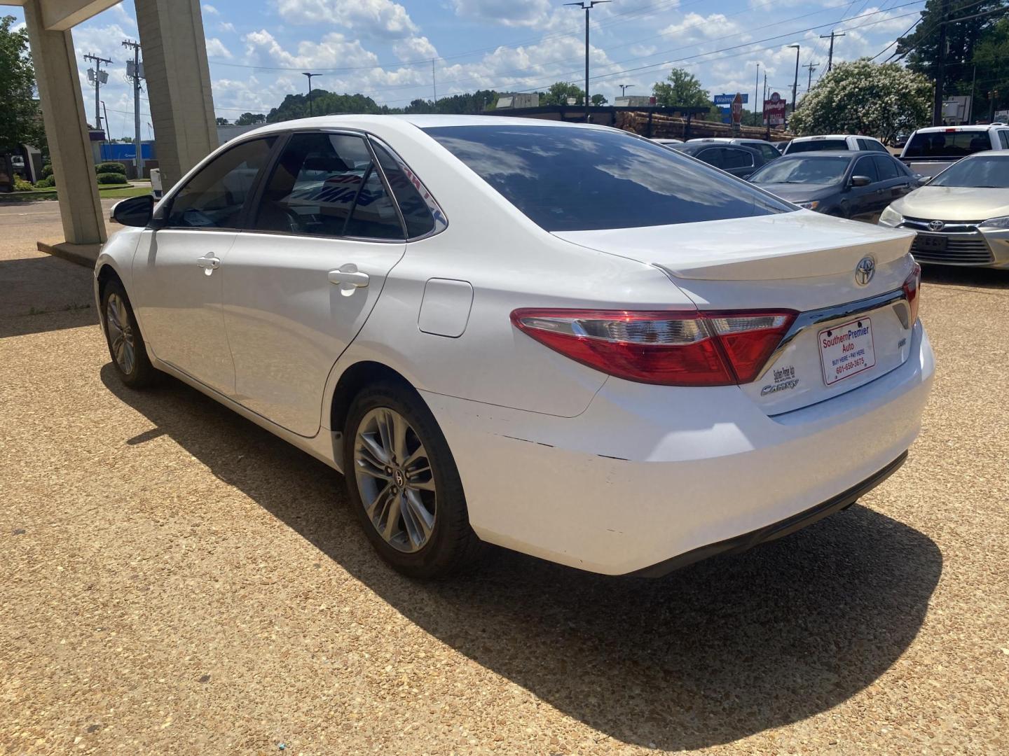 2016 WHITE TOYOTA CAMRY SE (4T1BF1FK8GU) , located at 922 W. Beacon St., Philadelphia, MS, 39350, (601) 650-3675, 32.770447, -89.127151 - Photo#3