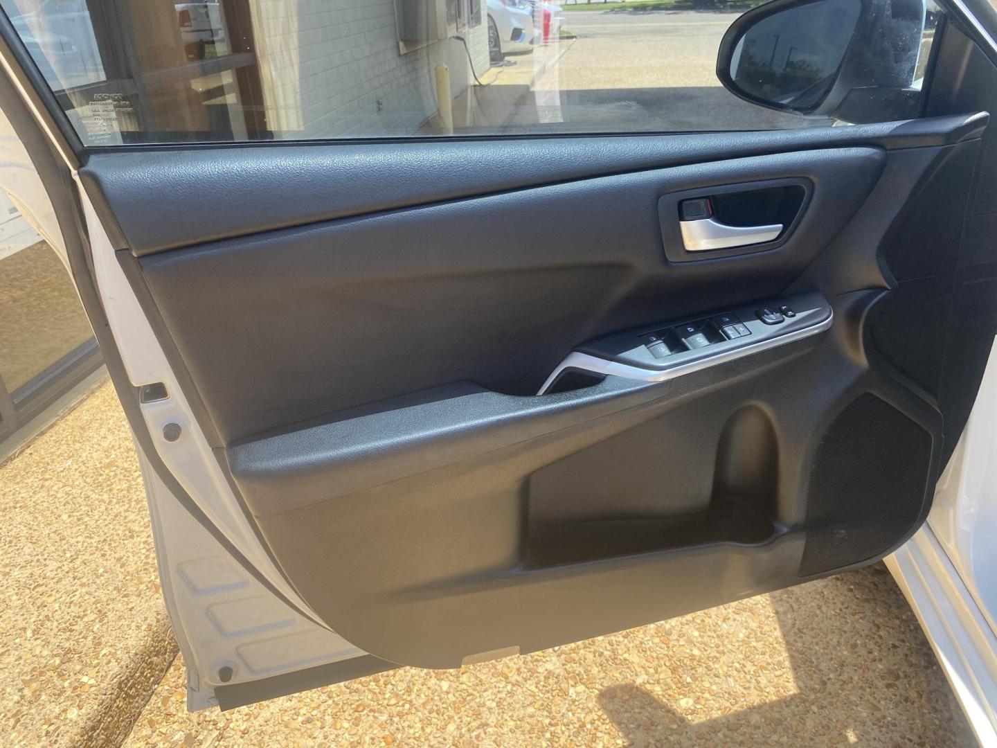 2016 WHITE TOYOTA CAMRY SE (4T1BF1FK8GU) , located at 922 W. Beacon St., Philadelphia, MS, 39350, (601) 650-3675, 32.770447, -89.127151 - Photo#8