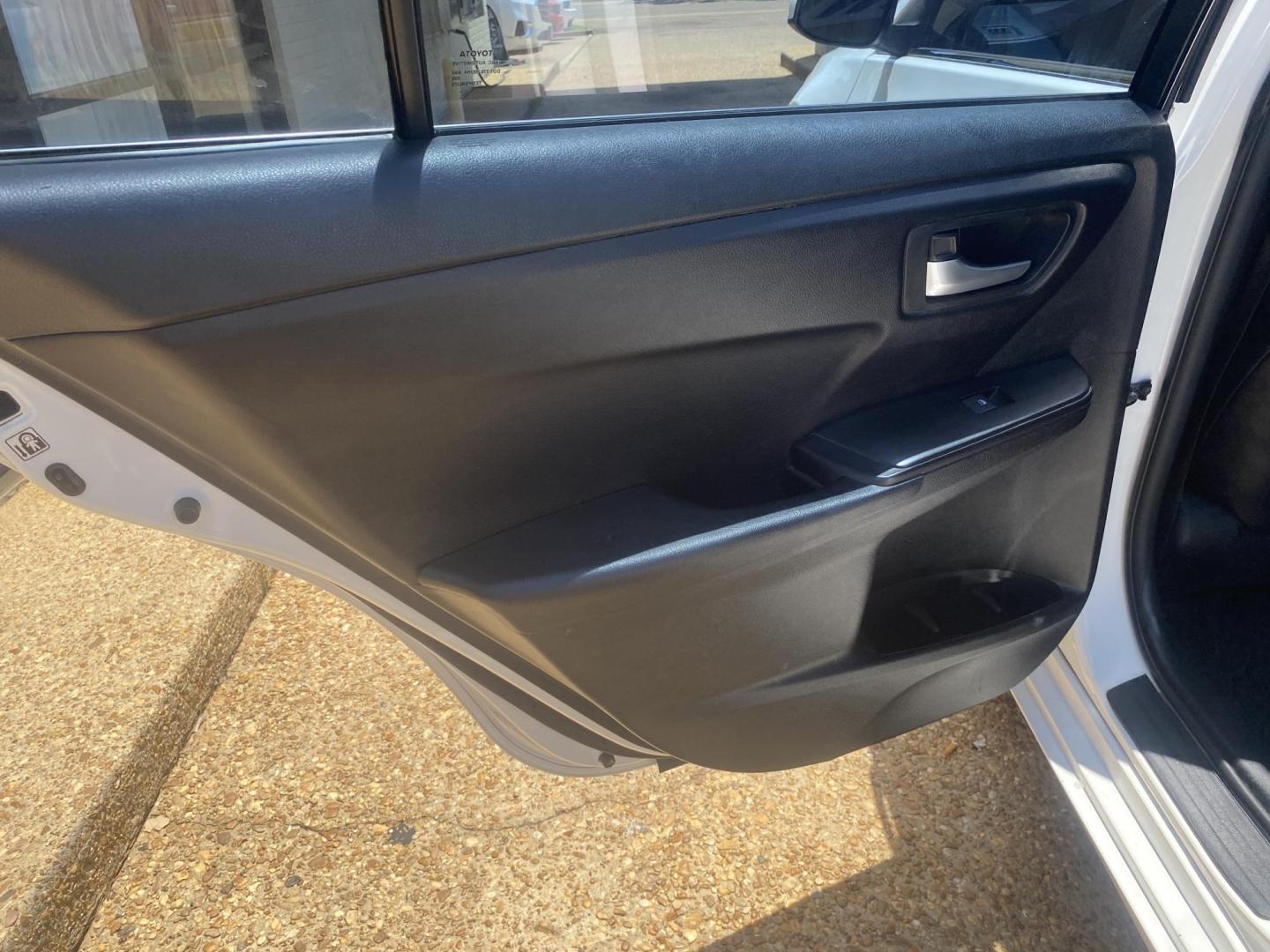 2016 WHITE TOYOTA CAMRY SE (4T1BF1FK8GU) , located at 922 W. Beacon St., Philadelphia, MS, 39350, (601) 650-3675, 32.770447, -89.127151 - Photo#12