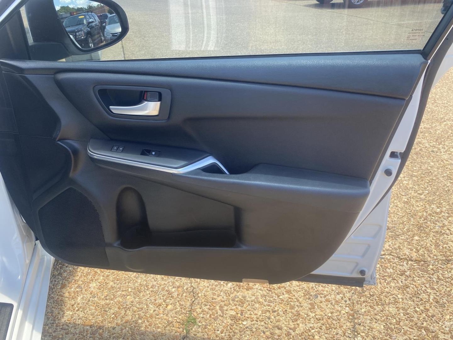 2016 WHITE TOYOTA CAMRY SE (4T1BF1FK8GU) , located at 922 W. Beacon St., Philadelphia, MS, 39350, (601) 650-3675, 32.770447, -89.127151 - Photo#11