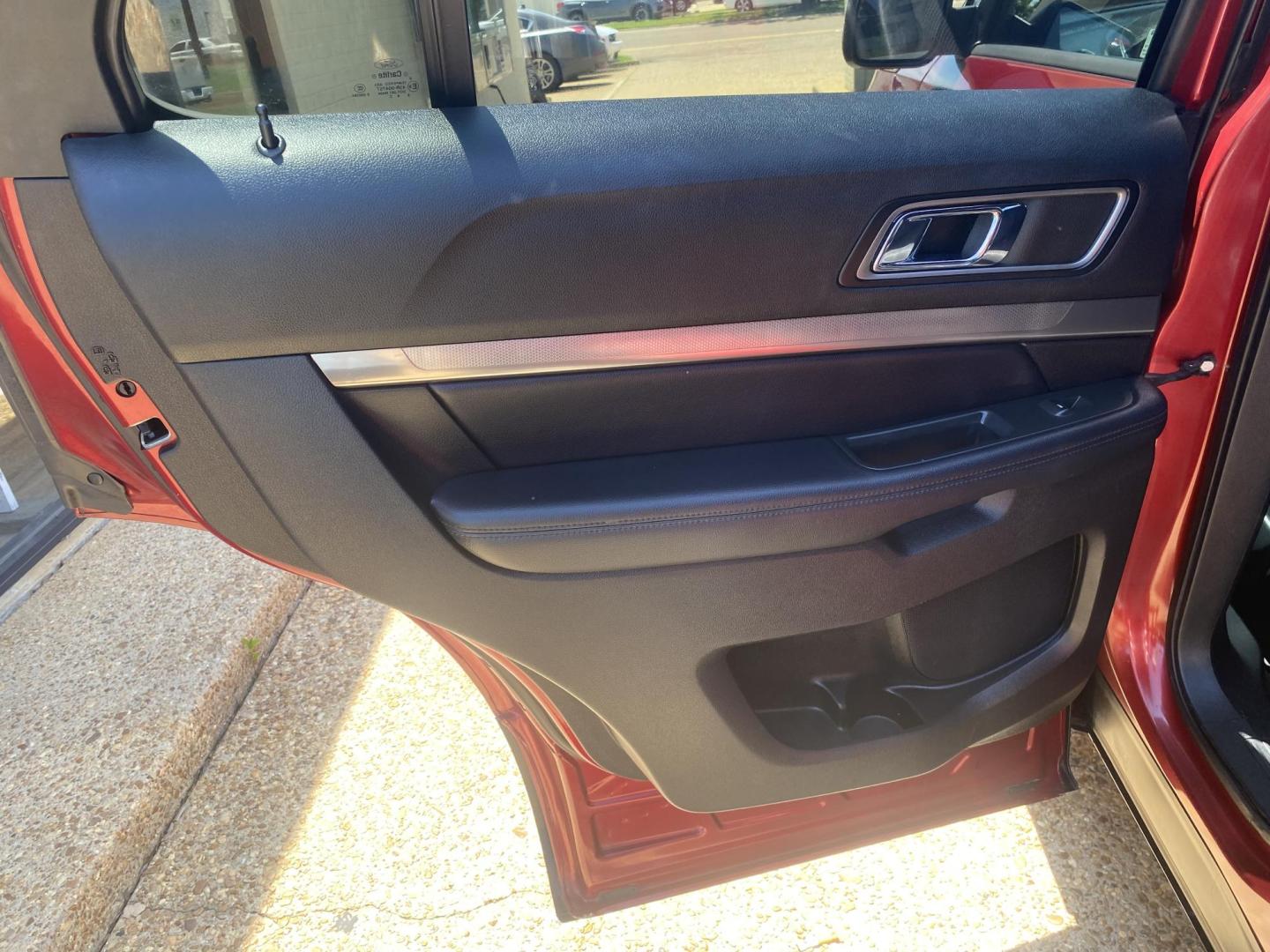 2018 RED FORD EXPLORER XLT (1FM5K7D88JG) , located at 922 W. Beacon St., Philadelphia, MS, 39350, (601) 650-3675, 32.770447, -89.127151 - Photo#12