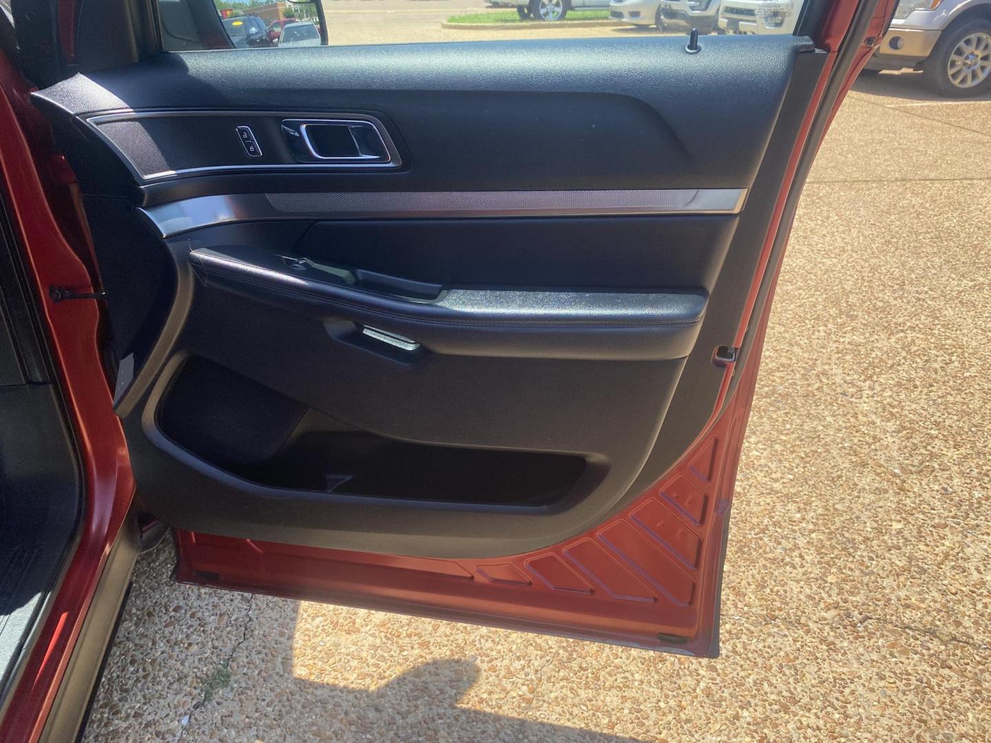 2018 RED FORD EXPLORER XLT (1FM5K7D88JG) , located at 922 W. Beacon St., Philadelphia, MS, 39350, (601) 650-3675, 32.770447, -89.127151 - Photo#11
