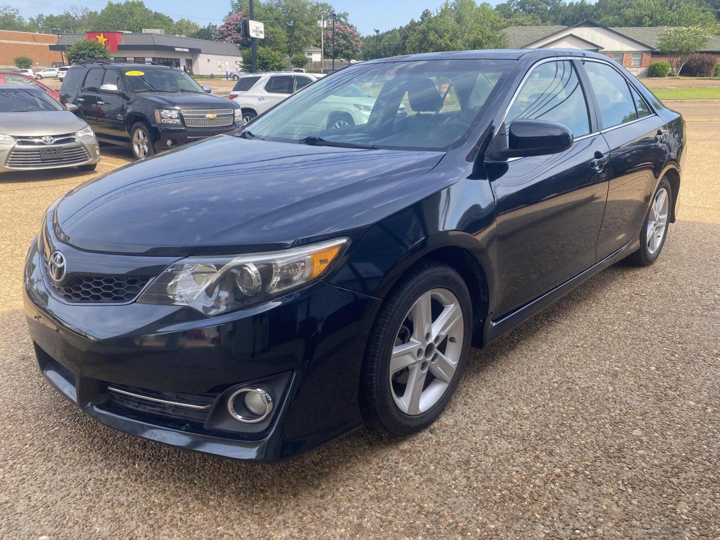 2013 BLUE TOYOTA CAMRY SE (4T1BF1FK5DU) , located at 922 W. Beacon St., Philadelphia, MS, 39350, (601) 650-3675, 32.770447, -89.127151 - Photo#2