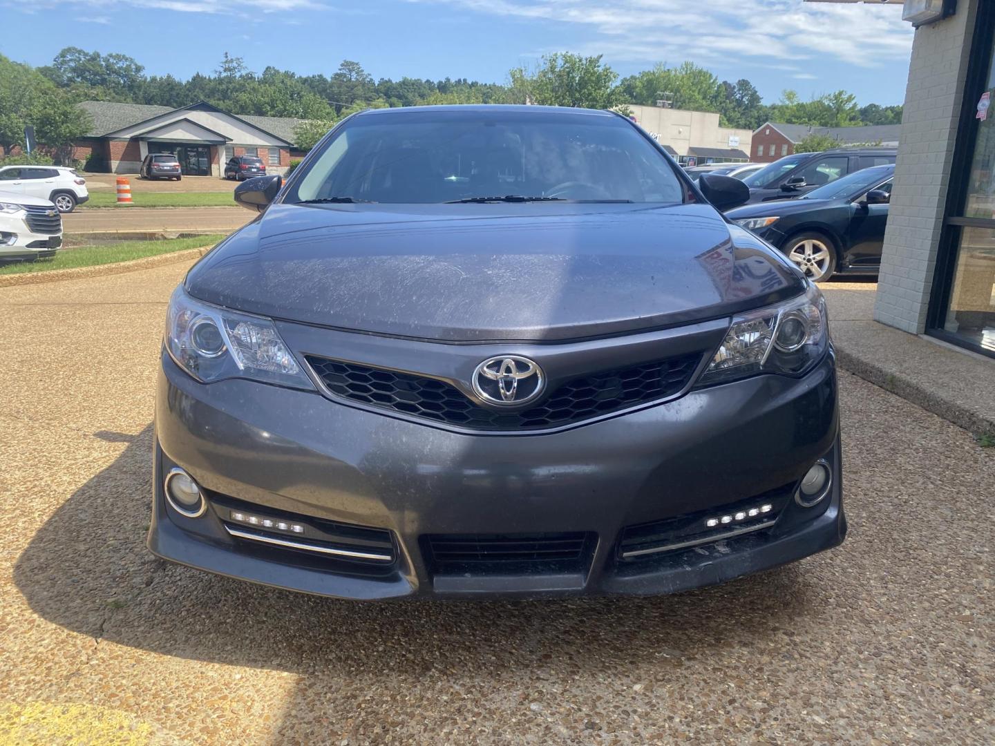 2014 GREY TOYOTA CAMRY SE (4T1BF1FK9EU) , located at 922 W. Beacon St., Philadelphia, MS, 39350, (601) 650-3675, 32.770447, -89.127151 - Photo#1