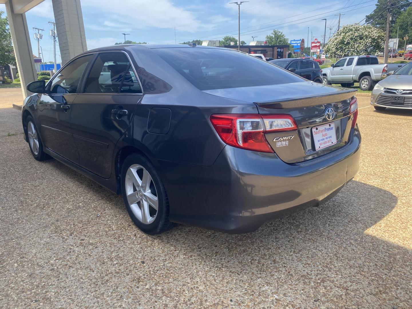 2014 GREY TOYOTA CAMRY SE (4T1BF1FK9EU) , located at 922 W. Beacon St., Philadelphia, MS, 39350, (601) 650-3675, 32.770447, -89.127151 - Photo#3