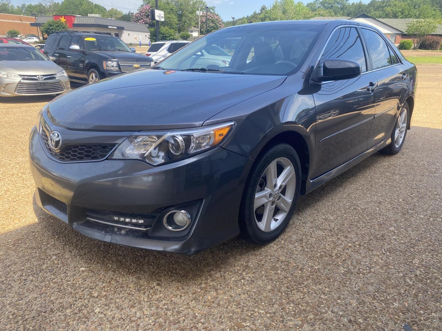 2014 GREY TOYOTA CAMRY SE (4T1BF1FK9EU) , located at 922 W. Beacon St., Philadelphia, MS, 39350, (601) 650-3675, 32.770447, -89.127151 - Photo#2