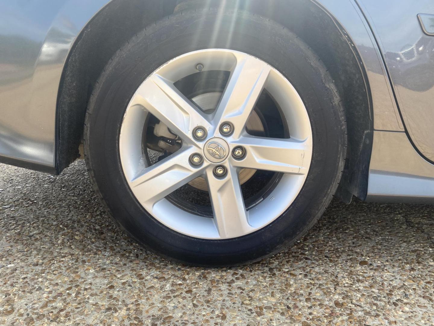 2014 GREY TOYOTA CAMRY SE (4T1BF1FK9EU) , located at 922 W. Beacon St., Philadelphia, MS, 39350, (601) 650-3675, 32.770447, -89.127151 - Photo#7
