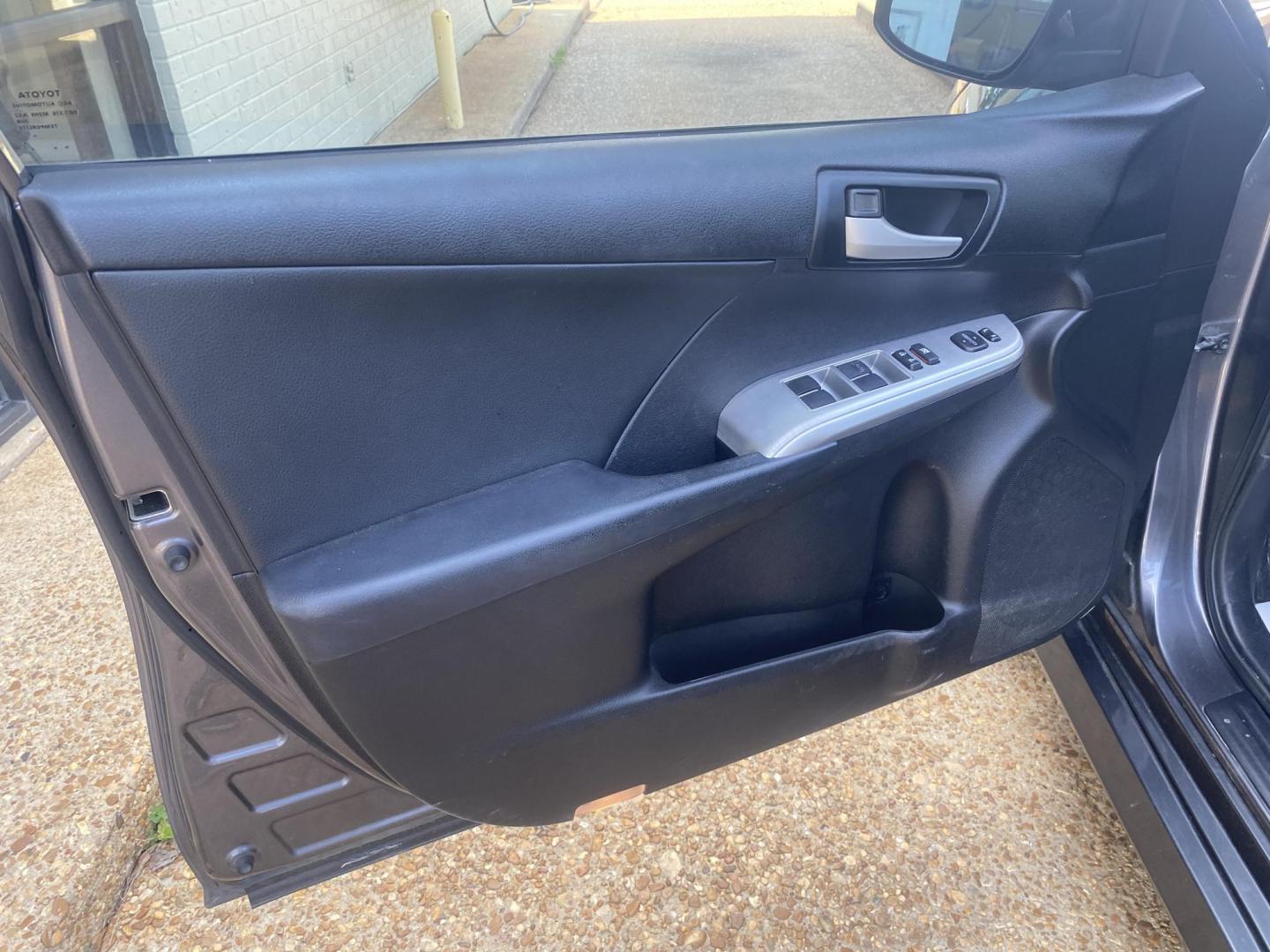 2014 GREY TOYOTA CAMRY SE (4T1BF1FK9EU) , located at 922 W. Beacon St., Philadelphia, MS, 39350, (601) 650-3675, 32.770447, -89.127151 - Photo#8