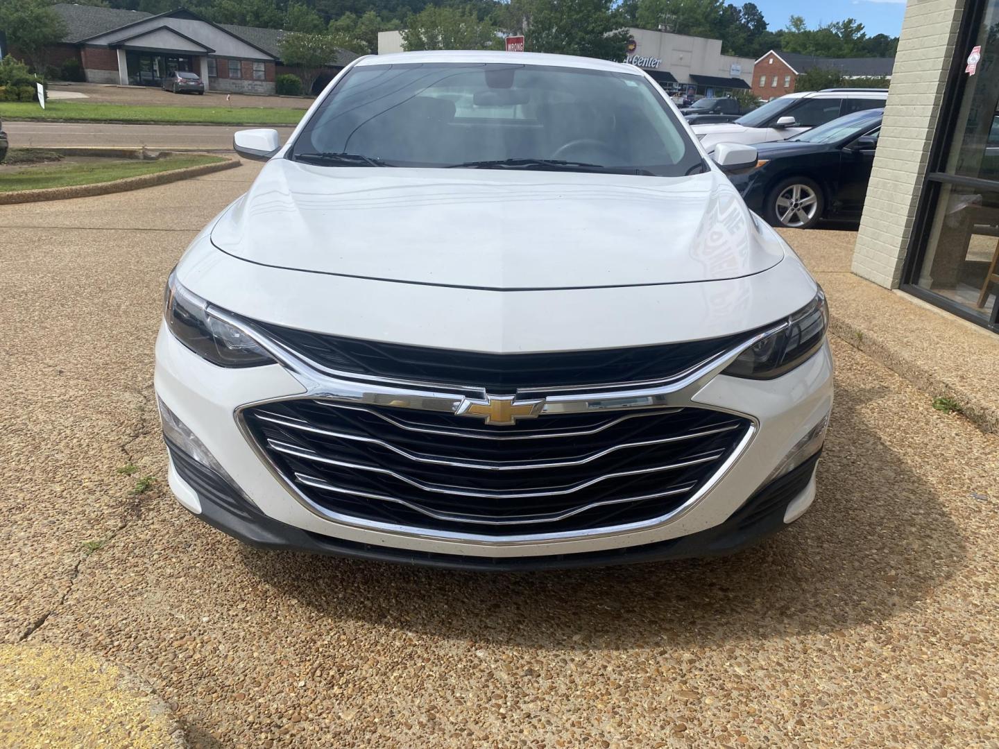 2019 WHITE CHEVROLET MALIBU LT (2FL) (1G1ZD5ST9KF) , located at 922 W. Beacon St., Philadelphia, MS, 39350, (601) 650-3675, 32.770447, -89.127151 - Photo#1