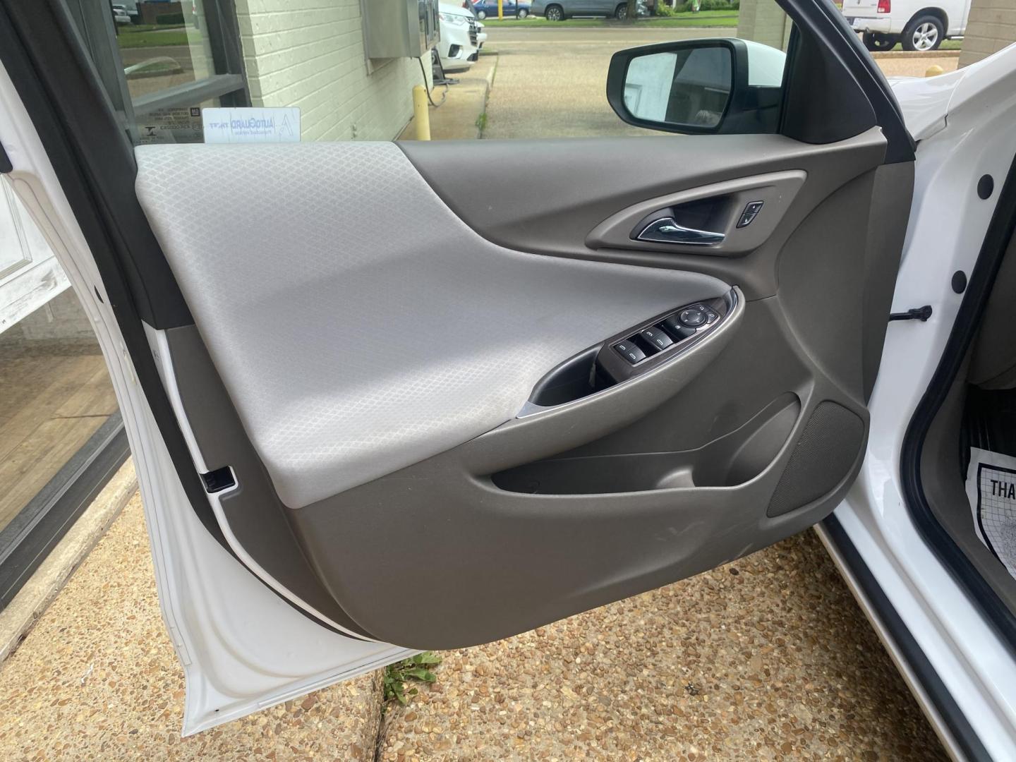 2018 WHITE CHEVROLET MALIBU LT (2FL) (1G1ZD5ST3JF) , located at 922 W. Beacon St., Philadelphia, MS, 39350, (601) 650-3675, 32.770447, -89.127151 - Photo#8