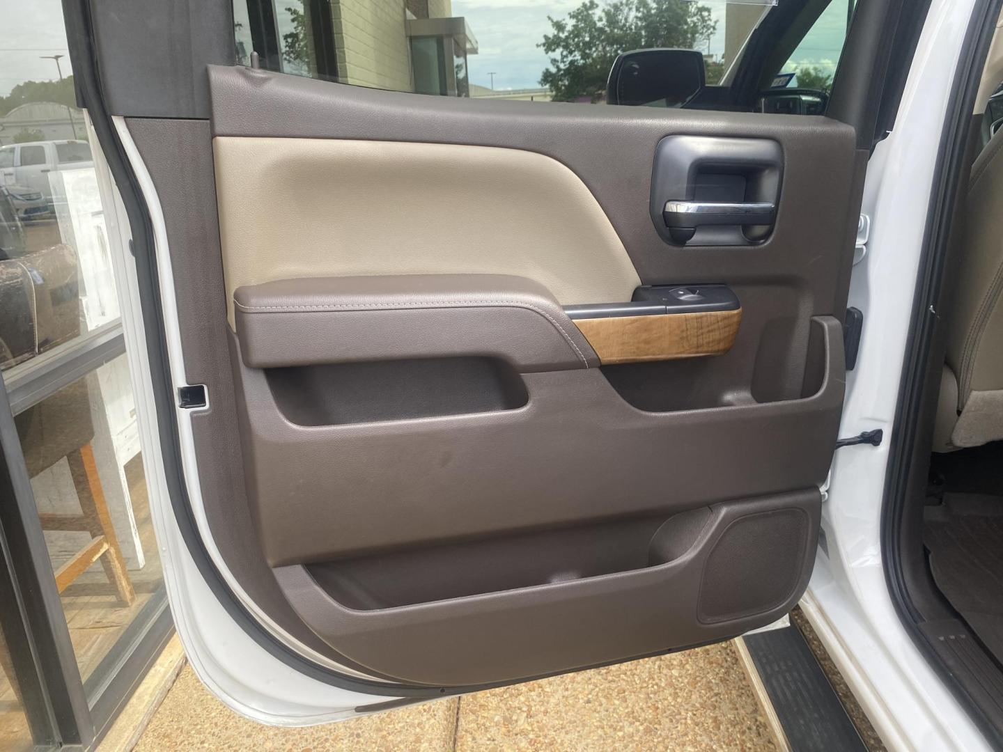 2018 WHITE CHEVROLET SILVERADO LTZ (3GCPCSEC5JG) , located at 922 W. Beacon St., Philadelphia, MS, 39350, (601) 650-3675, 32.770447, -89.127151 - Photo#12