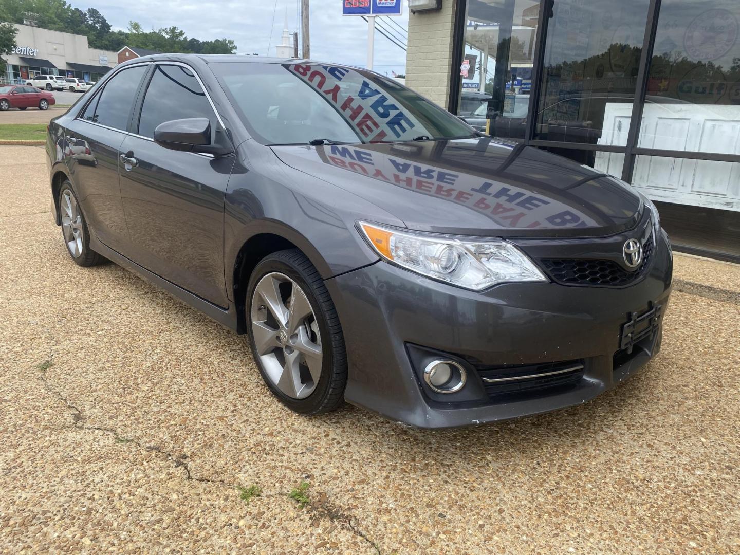 2014 GRAY TOYOTA CAMRY SE (4T1BK1FK4EU) , located at 922 W. Beacon St., Philadelphia, MS, 39350, (601) 650-3675, 32.770447, -89.127151 - Photo#0