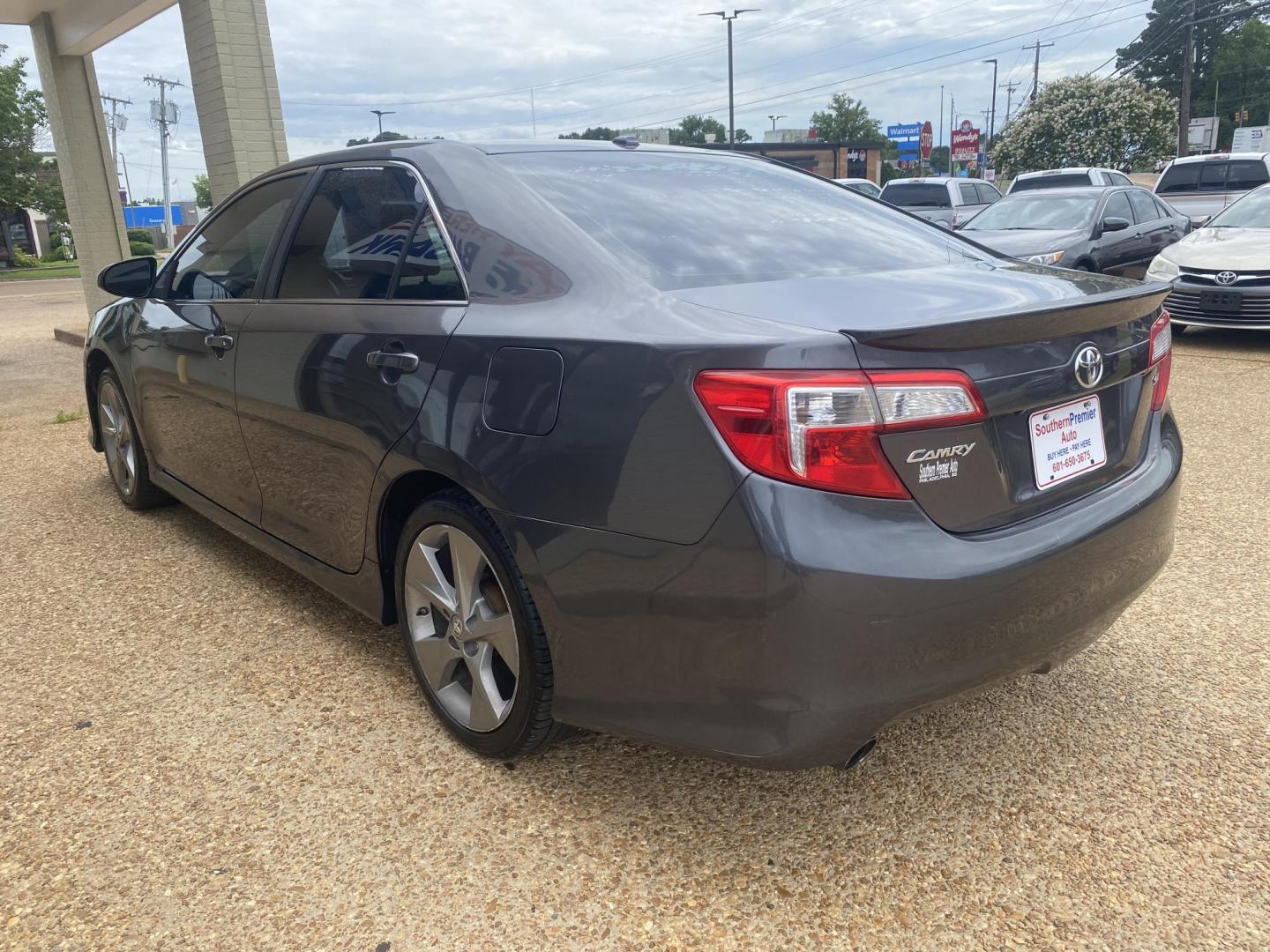 2014 GRAY TOYOTA CAMRY SE (4T1BK1FK4EU) , located at 922 W. Beacon St., Philadelphia, MS, 39350, (601) 650-3675, 32.770447, -89.127151 - Photo#3
