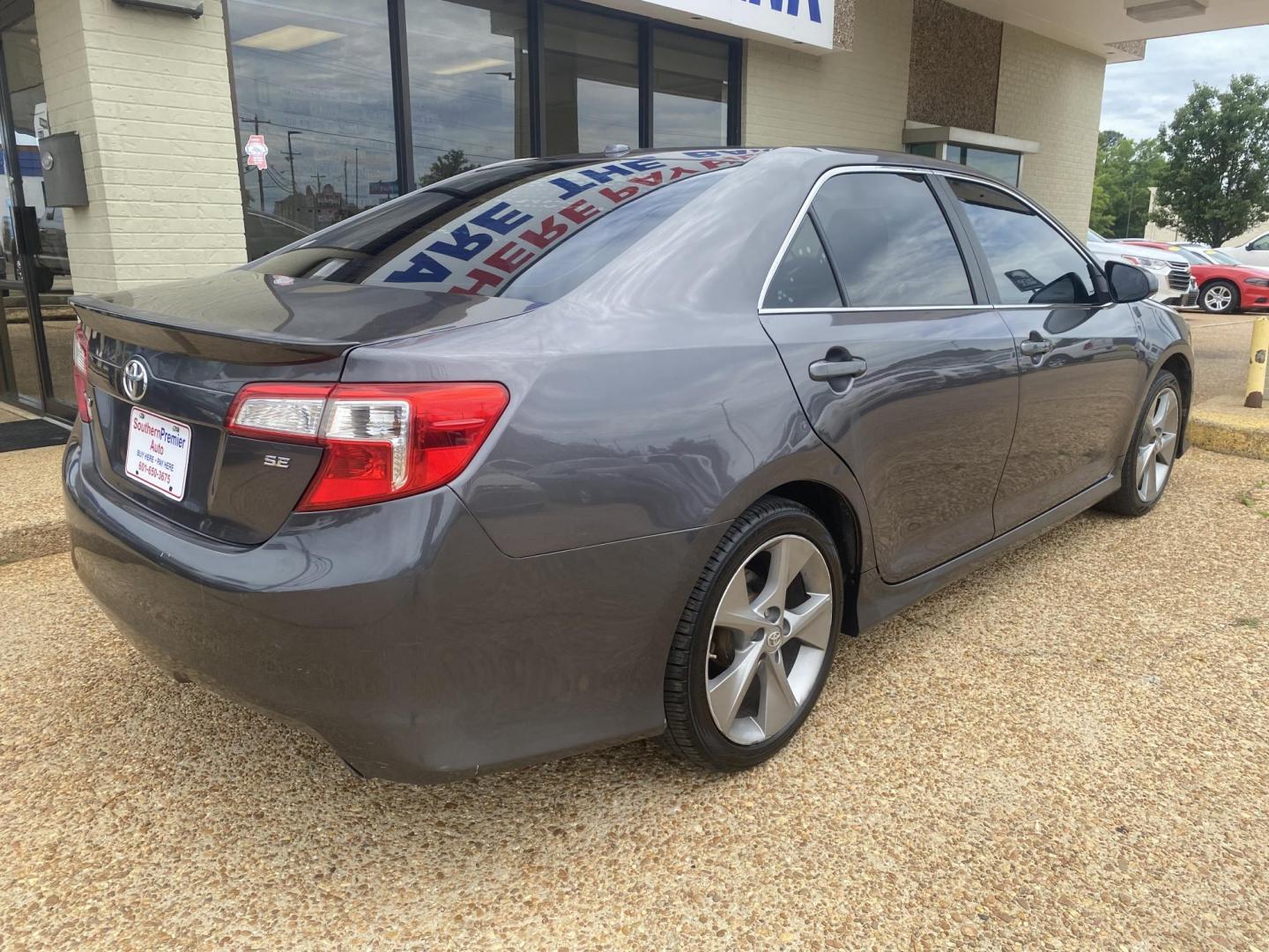 2014 GRAY TOYOTA CAMRY SE (4T1BK1FK4EU) , located at 922 W. Beacon St., Philadelphia, MS, 39350, (601) 650-3675, 32.770447, -89.127151 - Photo#5