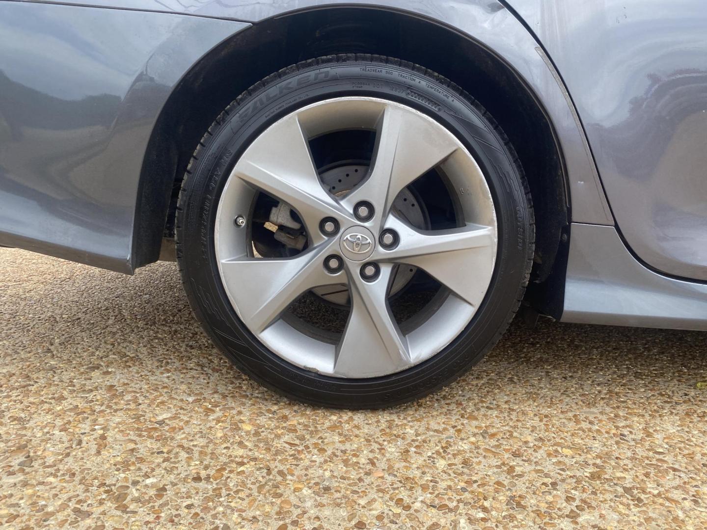 2014 GRAY TOYOTA CAMRY SE (4T1BK1FK4EU) , located at 922 W. Beacon St., Philadelphia, MS, 39350, (601) 650-3675, 32.770447, -89.127151 - Photo#7