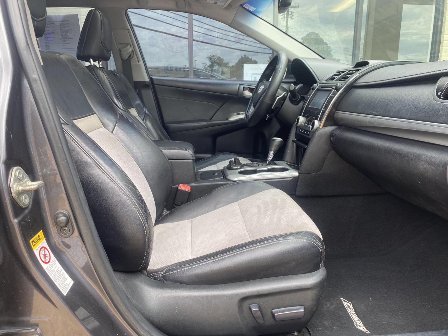 2014 GRAY TOYOTA CAMRY SE (4T1BK1FK4EU) , located at 922 W. Beacon St., Philadelphia, MS, 39350, (601) 650-3675, 32.770447, -89.127151 - Photo#10