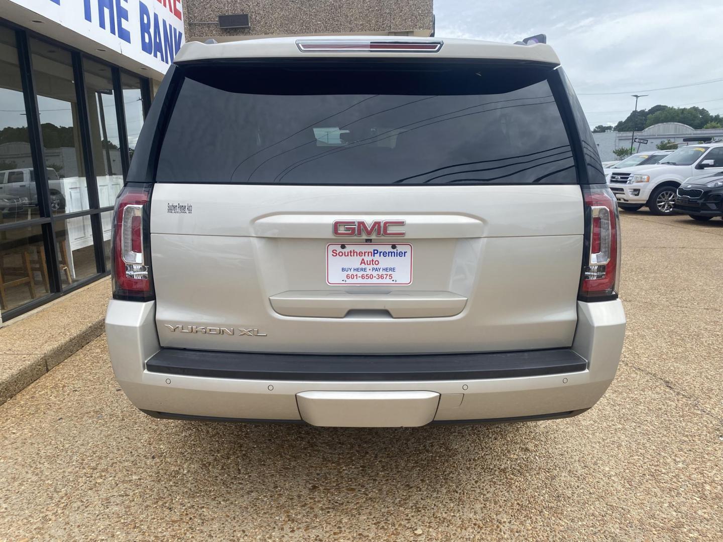 2015 TAN GMC YUKON XL SLT (1GKS1HKC8FR) , located at 922 W. Beacon St., Philadelphia, MS, 39350, (601) 650-3675, 32.770447, -89.127151 - Photo#4
