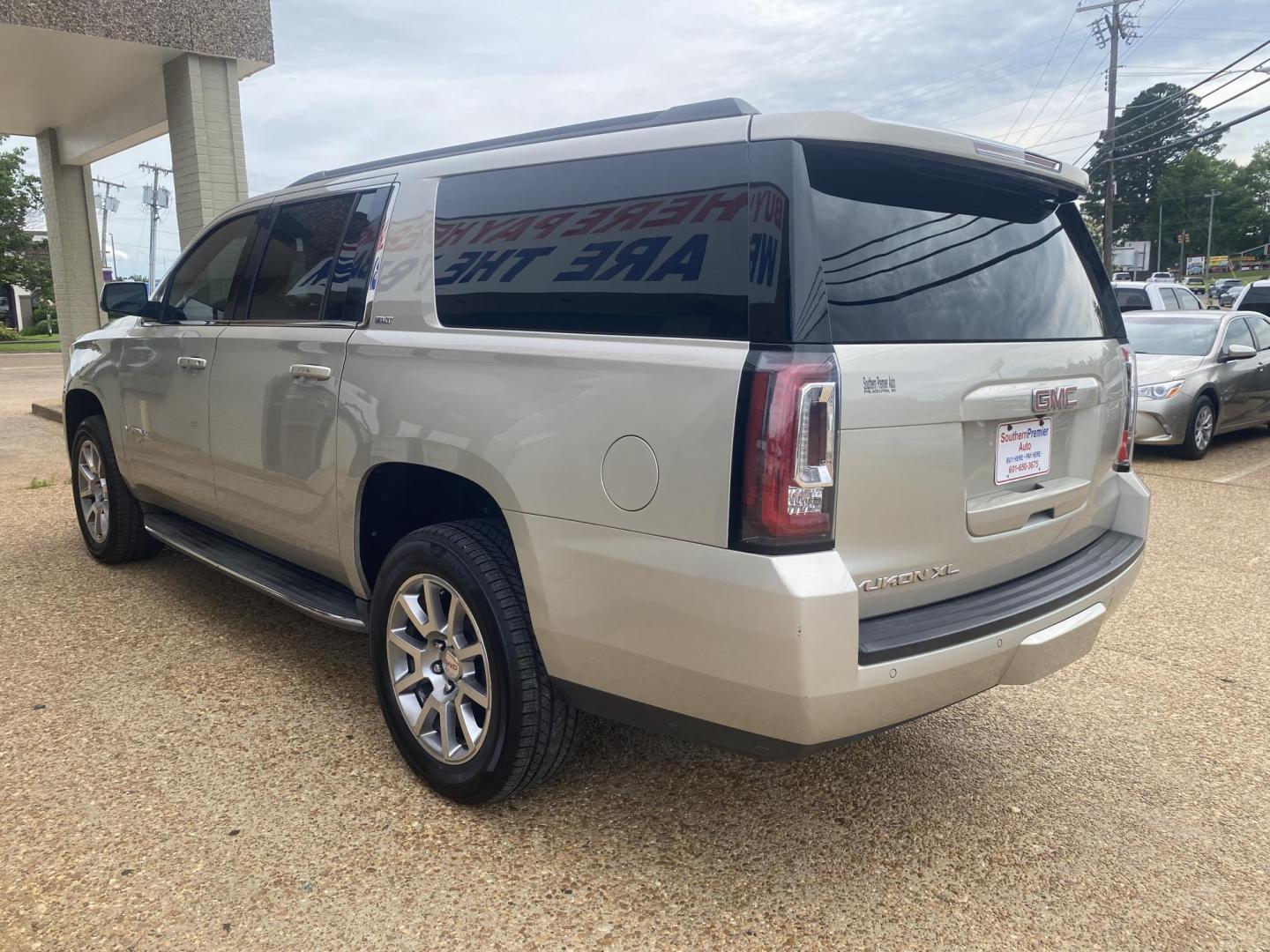 2015 TAN GMC YUKON XL SLT (1GKS1HKC8FR) , located at 922 W. Beacon St., Philadelphia, MS, 39350, (601) 650-3675, 32.770447, -89.127151 - Photo#3
