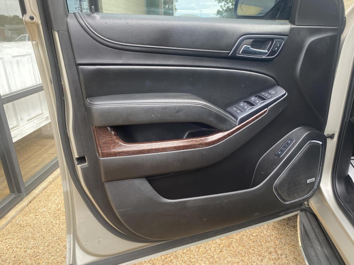 2015 TAN GMC YUKON XL SLT (1GKS1HKC8FR) , located at 922 W. Beacon St., Philadelphia, MS, 39350, (601) 650-3675, 32.770447, -89.127151 - Photo#8