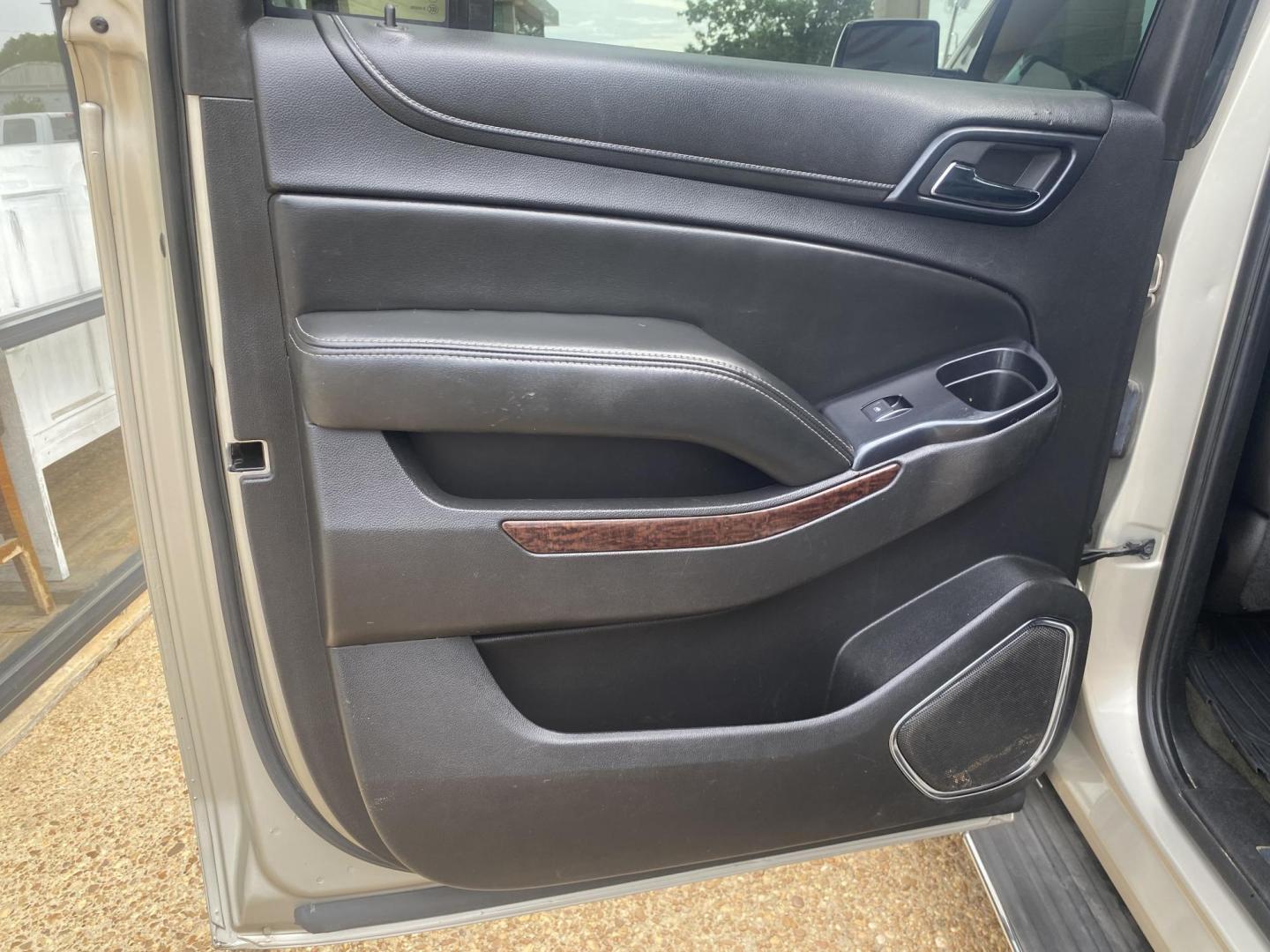 2015 TAN GMC YUKON XL SLT (1GKS1HKC8FR) , located at 922 W. Beacon St., Philadelphia, MS, 39350, (601) 650-3675, 32.770447, -89.127151 - Photo#12