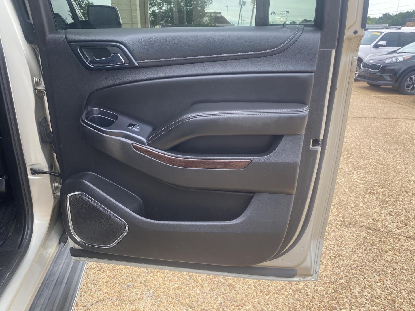 2015 TAN GMC YUKON XL SLT (1GKS1HKC8FR) , located at 922 W. Beacon St., Philadelphia, MS, 39350, (601) 650-3675, 32.770447, -89.127151 - Photo#15