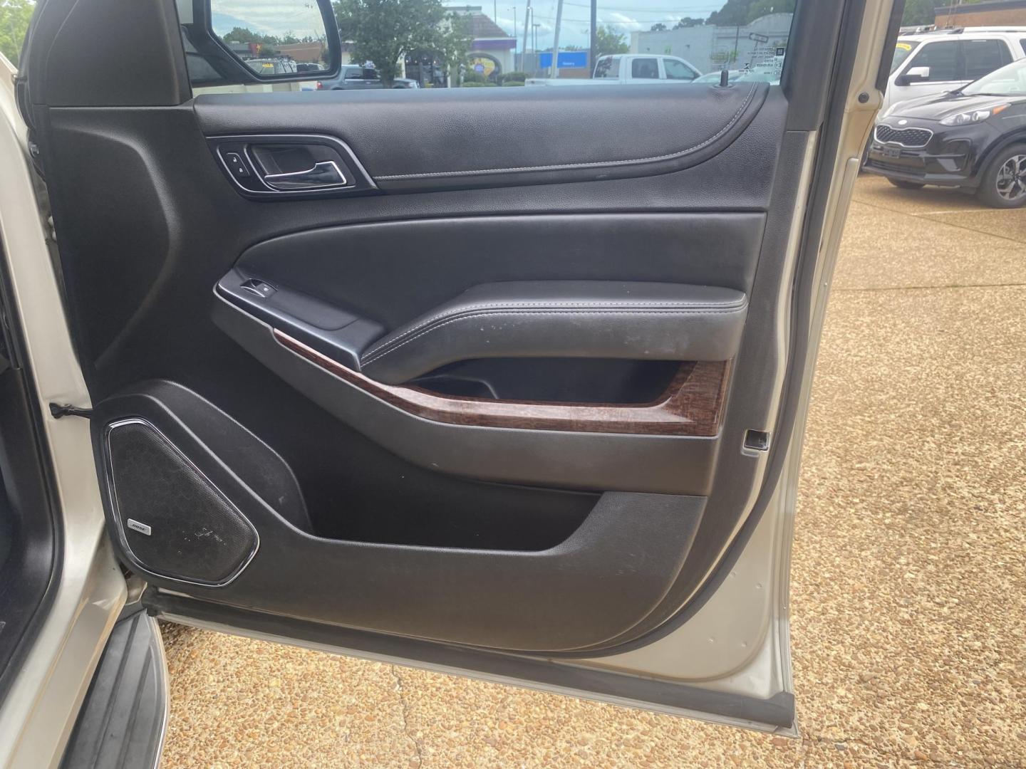 2015 TAN GMC YUKON XL SLT (1GKS1HKC8FR) , located at 922 W. Beacon St., Philadelphia, MS, 39350, (601) 650-3675, 32.770447, -89.127151 - Photo#11
