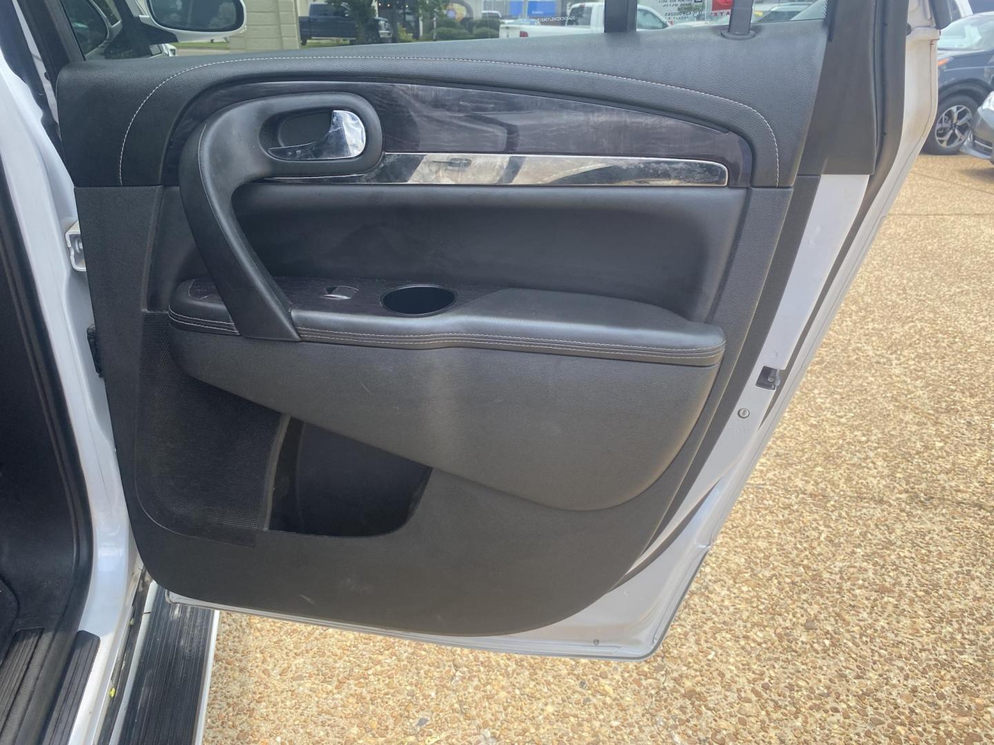 2016 WHITE BUICK ENCLAVE PREMIUM (5GAKVCKDXGJ) , located at 922 W. Beacon St., Philadelphia, MS, 39350, (601) 650-3675, 32.770447, -89.127151 - Photo#15