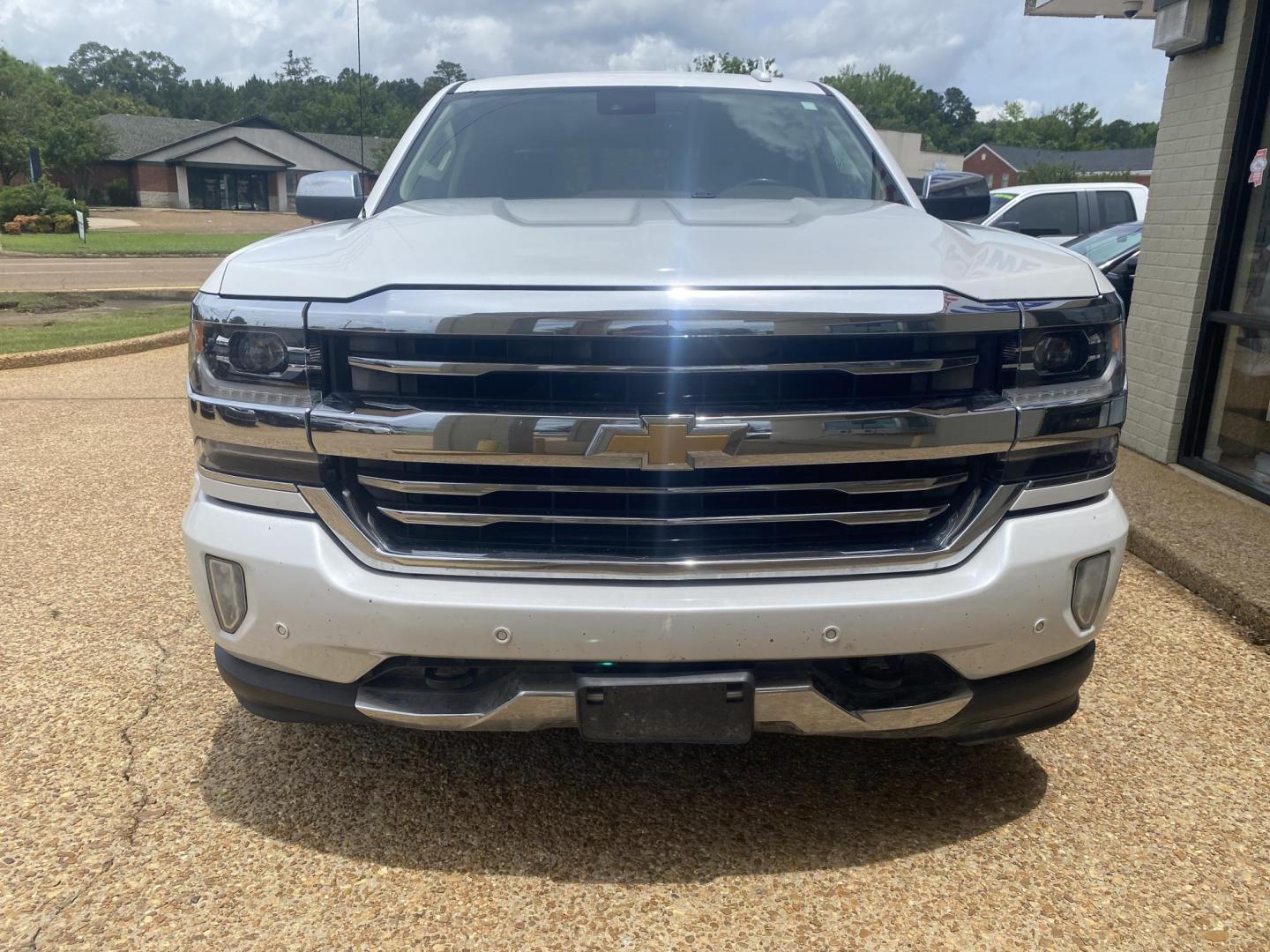 2016 WHITE CHEVROLET SILVERADO HIGH COUNT (3GCUKTECXGG) , located at 922 W. Beacon St., Philadelphia, MS, 39350, (601) 650-3675, 32.770447, -89.127151 - Photo#1