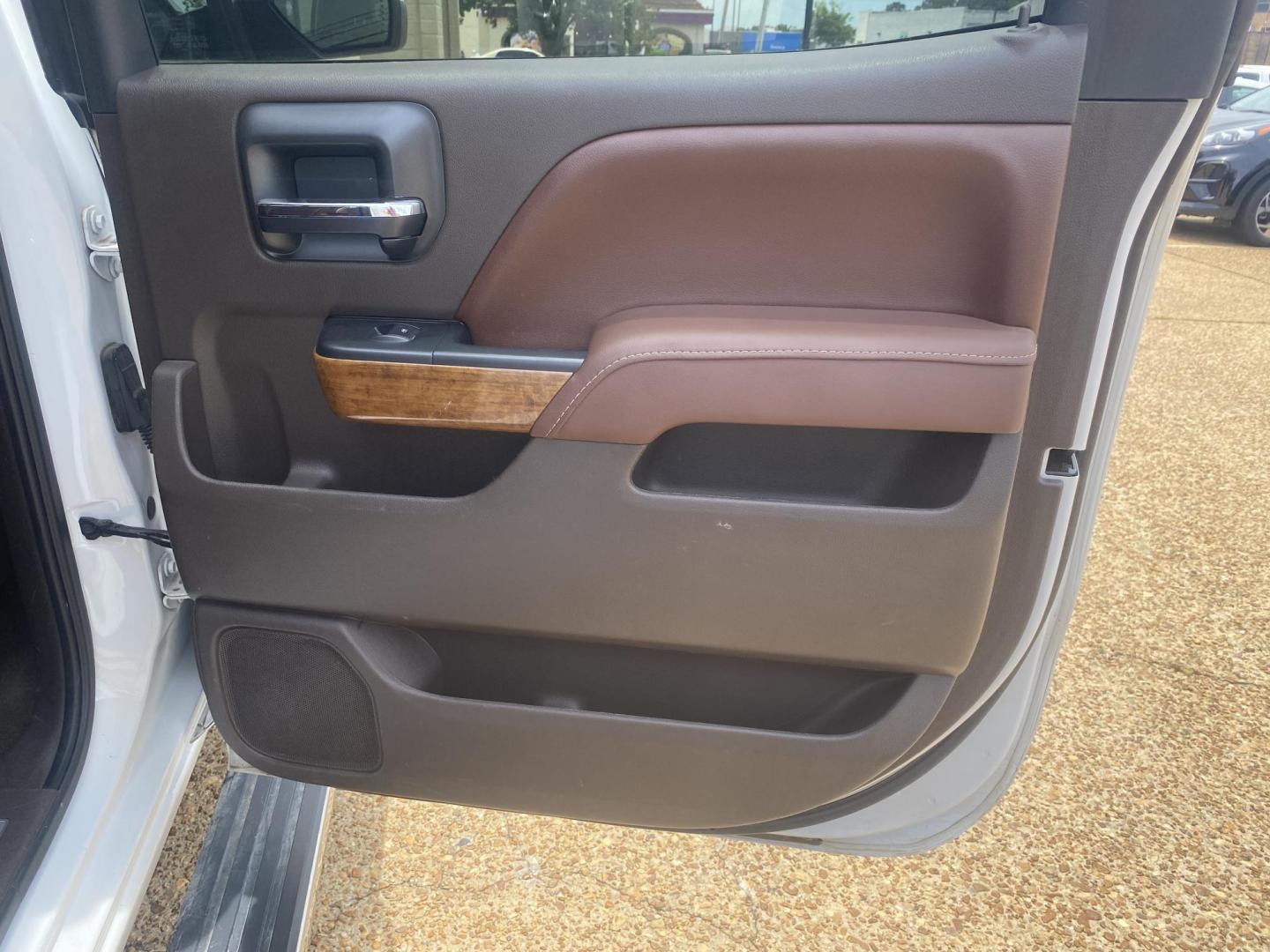 2016 WHITE CHEVROLET SILVERADO HIGH COUNT (3GCUKTECXGG) , located at 922 W. Beacon St., Philadelphia, MS, 39350, (601) 650-3675, 32.770447, -89.127151 - Photo#15