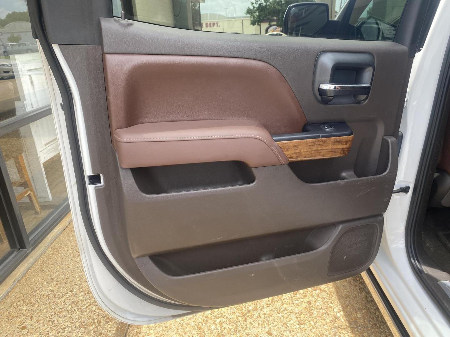 2016 WHITE CHEVROLET SILVERADO HIGH COUNT (3GCUKTECXGG) , located at 922 W. Beacon St., Philadelphia, MS, 39350, (601) 650-3675, 32.770447, -89.127151 - Photo#12