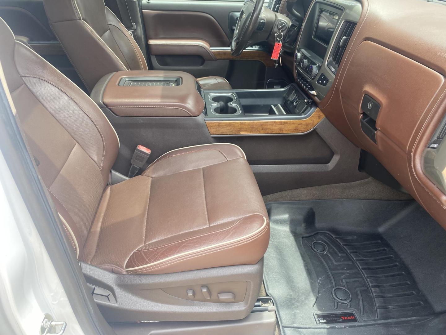 2016 WHITE CHEVROLET SILVERADO HIGH COUNT (3GCUKTECXGG) , located at 922 W. Beacon St., Philadelphia, MS, 39350, (601) 650-3675, 32.770447, -89.127151 - Photo#10